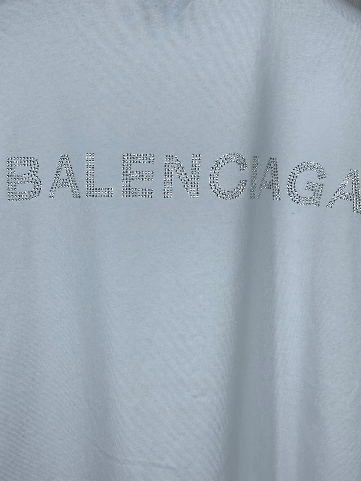 🅿️174 Actual pictures [Top version. Official website quality] BALENCI*GA/Paris BALENCI*GA# classic LOGO hot-drilled and washed short-sleeved T-shirt on the back. Brick cabinet synchronization. The fabric is made of Paris ZP custom-woven and dyed 100% cotton double yarn compact cotton. The weight is 260 grams. The cloth surface is clean. The cloth pattern is clear. Soft and comfortable. The color fastness is good. It is not easy to change color. The threads are woven and dyed with no color difference. The back hot drill uses imported drill, which has good gloss and is not easy to fall off. Jubie market makes goods based on pictures. Comparisons welcome. The ready-made clothes are washed and distressed, and the brick cabinets are restored. The version adopts the OS loose shoulder style. The same style for men and women. Code: BL223077 Color: Washed black. White Size: XS to L