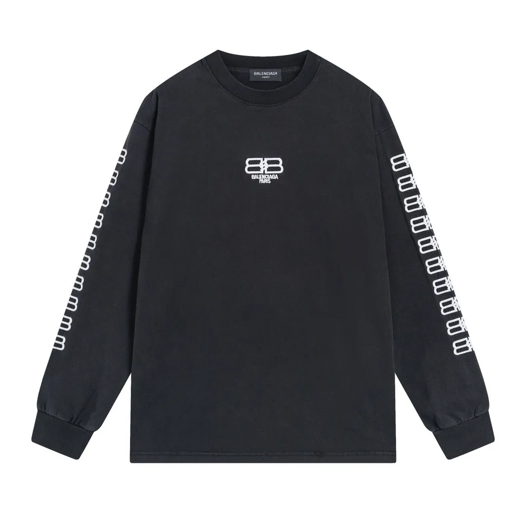 🅿️210 Real photos [Top version. Official website quality] BALENCI*GA/Paris. BB embroidery washed and distressed long-sleeved T-shirt. Brick cabinet synchronization. The fabric is made of Paris ZP custom-woven and dyed cotton double yarn compact cotton. The weight is 260 grams, the cloth surface is clean. The cloth pattern is clear, soft and comfortable. The threads are dyed with no color difference. The classic patterns are embroidered using imported embroidery machines. The effect is three-dimensional. Restored brick cabinets. Ready-made garments washed and distressed. Different market currency. Welcome to compare. The version adopts OS loose shoulder version. Same style for men and women. Code: BL225023 Color: Washed Black Size: XS S M L