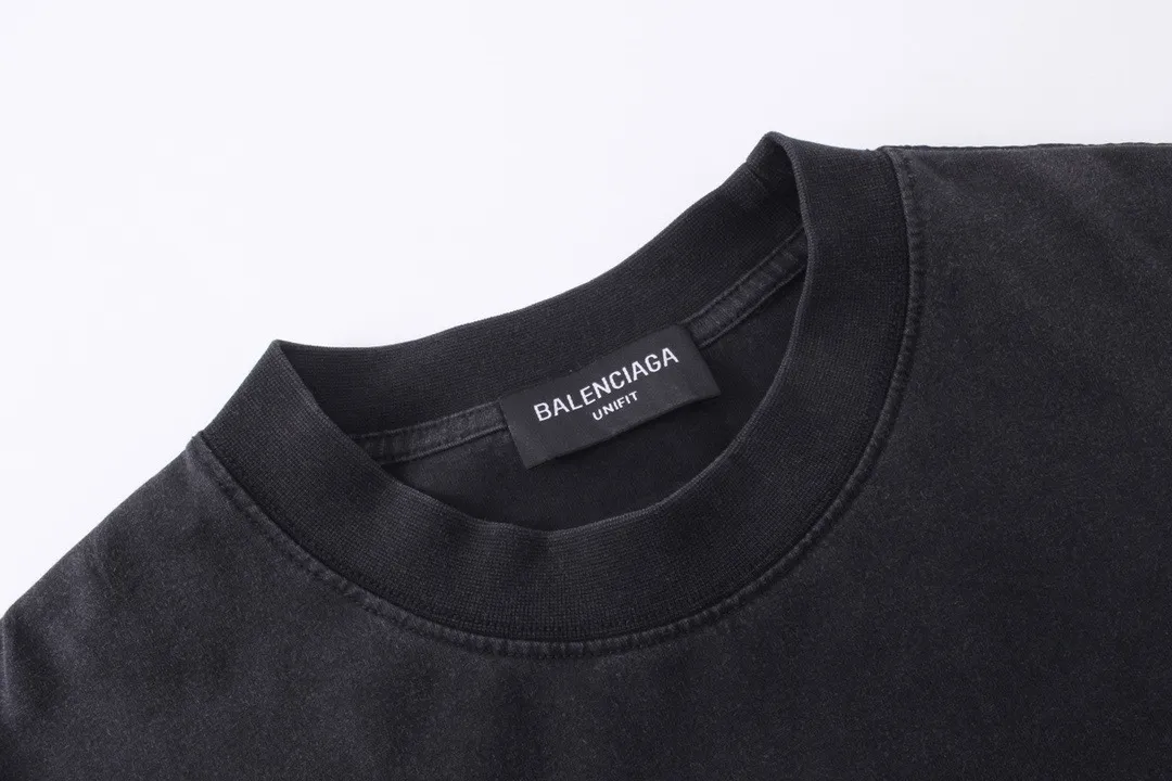 🅿️210 Real photos [Top version. Official website quality] BALENCI*GA/Paris. BB embroidery washed and distressed long-sleeved T-shirt. Brick cabinet synchronization. The fabric is made of Paris ZP custom-woven and dyed cotton double yarn compact cotton. The weight is 260 grams, the cloth surface is clean. The cloth pattern is clear, soft and comfortable. The threads are dyed with no color difference. The classic patterns are embroidered using imported embroidery machines. The effect is three-dimensional. Restored brick cabinets. Ready-made garments washed and distressed. Different market currency. Welcome to compare. The version adopts OS loose shoulder version. Same style for men and women. Code: BL225023 Color: Washed Black Size: XS S M L