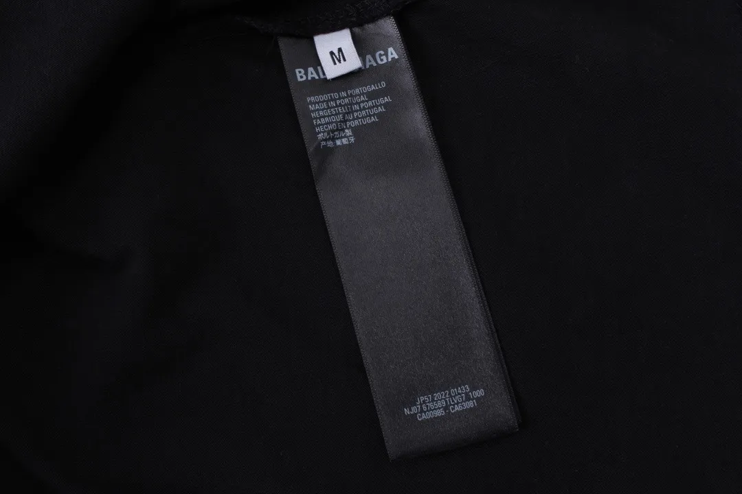 🅿️210 Real photos [Top version. Official website quality] BALENCI*GA/Paris. BB embroidery washed and distressed long-sleeved T-shirt. Brick cabinet synchronization. The fabric is made of Paris ZP custom-woven and dyed cotton double yarn compact cotton. The weight is 260 grams, the cloth surface is clean. The cloth pattern is clear, soft and comfortable. The threads are dyed with no color difference. The classic patterns are embroidered using imported embroidery machines. The effect is three-dimensional. Restored brick cabinets. Ready-made garments washed and distressed. Different market currency. Welcome to compare. The version adopts OS loose shoulder version. Same style for men and women. Code: BL225023 Color: Washed Black Size: XS S M L
