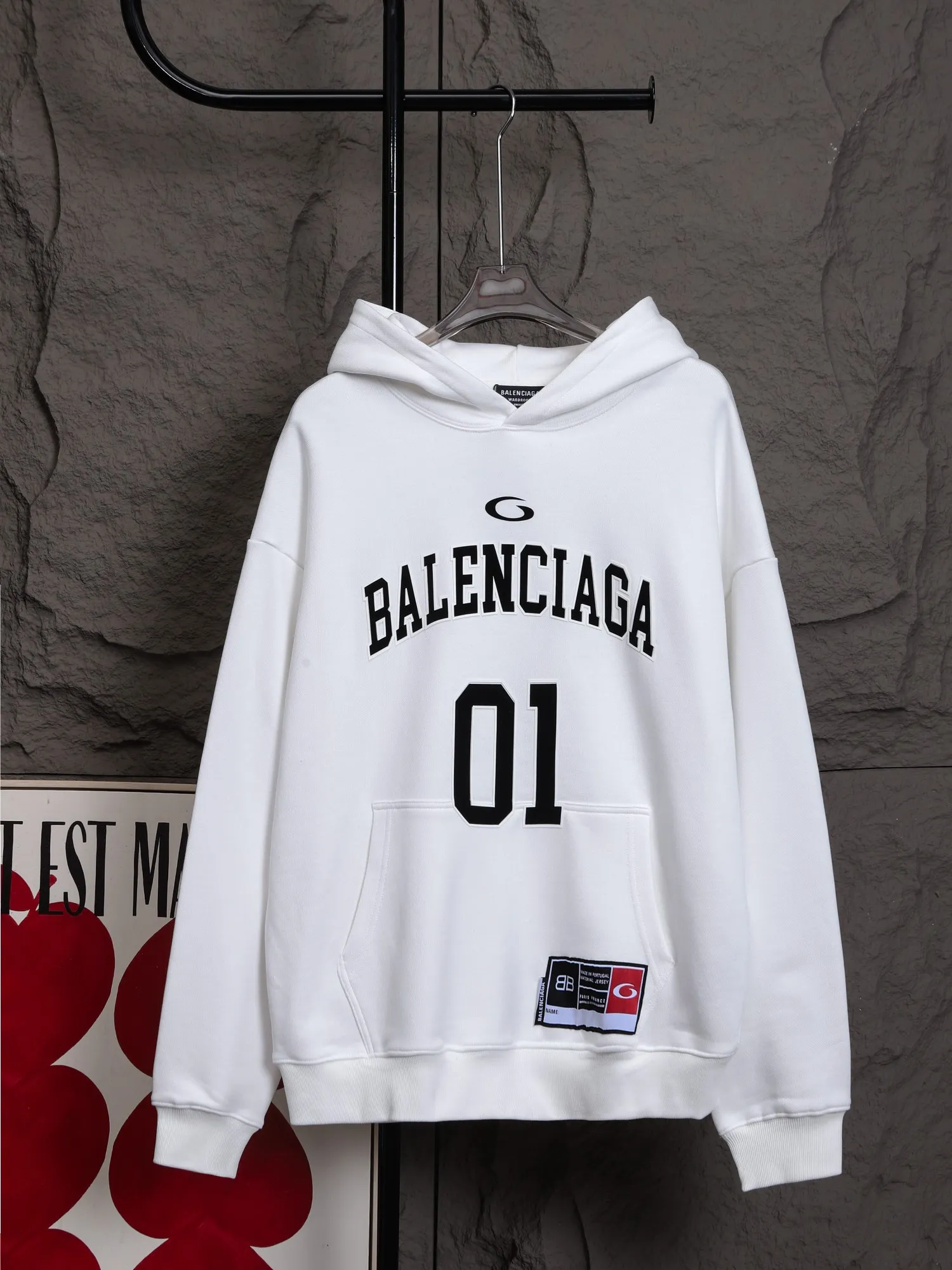 🅿️330 High-quality b12 hot style is coming. Balenciaga Cecilia Cheung’s same style basketball sweatshirt. Today I share Balenciaga’s 2025 basketball long sleeves, the same style as Cecilia Cheung! This long-sleeved basketball sweatshirt, which originally seemed to be exclusive to boys, actually looks so good on girls, making it a perfect boyfriend style outfit. Cecilia Cheung's outfit is even more unique. She wears it in such a way that the lower body disappears, showing off her long legs. Let’s just say that if you dress like Cecilia Cheung, it will be difficult not to become the center of attention.