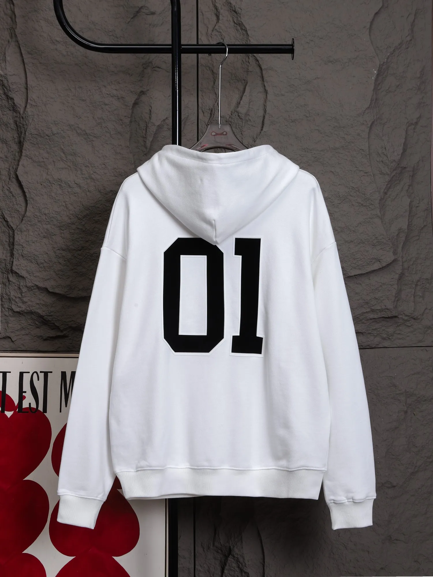 🅿️330 High-quality b12 hot style is coming. Balenciaga Cecilia Cheung’s same style basketball sweatshirt. Today I share Balenciaga’s 2025 basketball long sleeves, the same style as Cecilia Cheung! This long-sleeved basketball sweatshirt, which originally seemed to be exclusive to boys, actually looks so good on girls, making it a perfect boyfriend style outfit. Cecilia Cheung's outfit is even more unique. She wears it in such a way that the lower body disappears, showing off her long legs. Let’s just say that if you dress like Cecilia Cheung, it will be difficult not to become the center of attention.