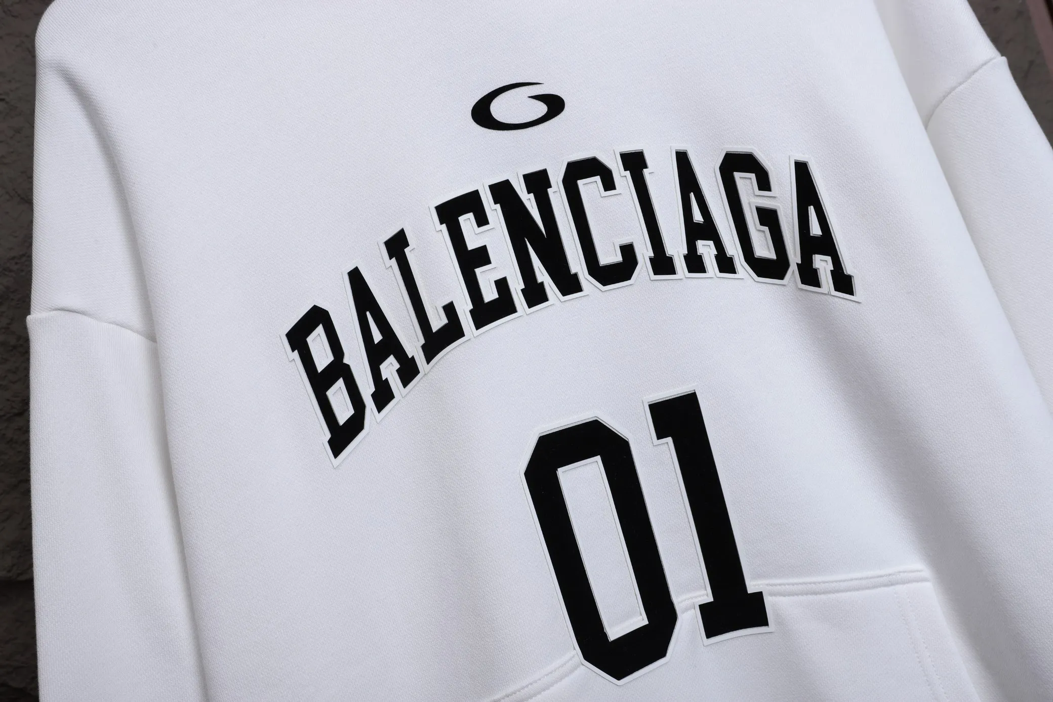 🅿️330 High-quality b12 hot style is coming. Balenciaga Cecilia Cheung’s same style basketball sweatshirt. Today I share Balenciaga’s 2025 basketball long sleeves, the same style as Cecilia Cheung! This long-sleeved basketball sweatshirt, which originally seemed to be exclusive to boys, actually looks so good on girls, making it a perfect boyfriend style outfit. Cecilia Cheung's outfit is even more unique. She wears it in such a way that the lower body disappears, showing off her long legs. Let’s just say that if you dress like Cecilia Cheung, it will be difficult not to become the center of attention.