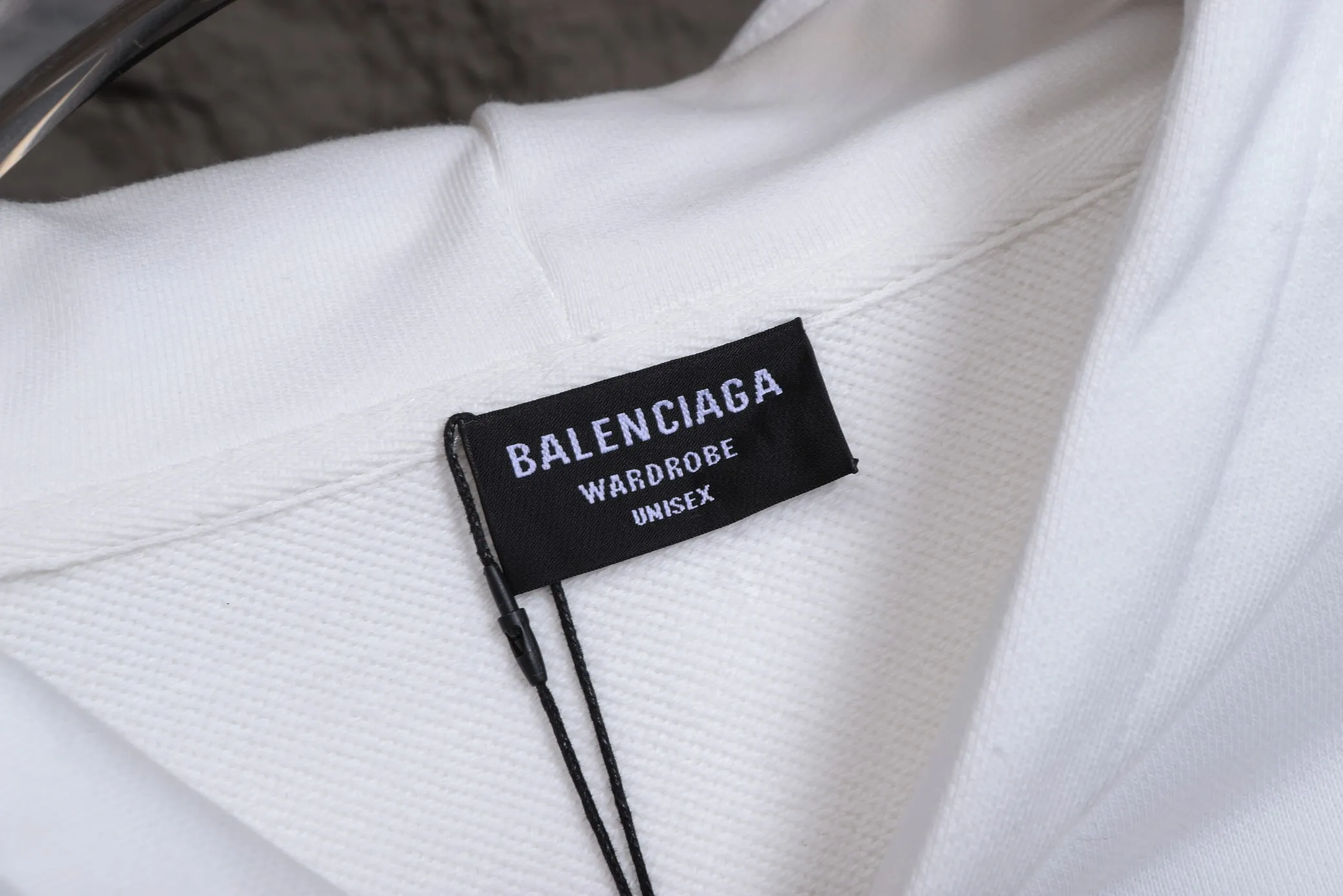 🅿️330 High-quality b12 hot style is coming. Balenciaga Cecilia Cheung’s same style basketball sweatshirt. Today I share Balenciaga’s 2025 basketball long sleeves, the same style as Cecilia Cheung! This long-sleeved basketball sweatshirt, which originally seemed to be exclusive to boys, actually looks so good on girls, making it a perfect boyfriend style outfit. Cecilia Cheung's outfit is even more unique. She wears it in such a way that the lower body disappears, showing off her long legs. Let’s just say that if you dress like Cecilia Cheung, it will be difficult not to become the center of attention.