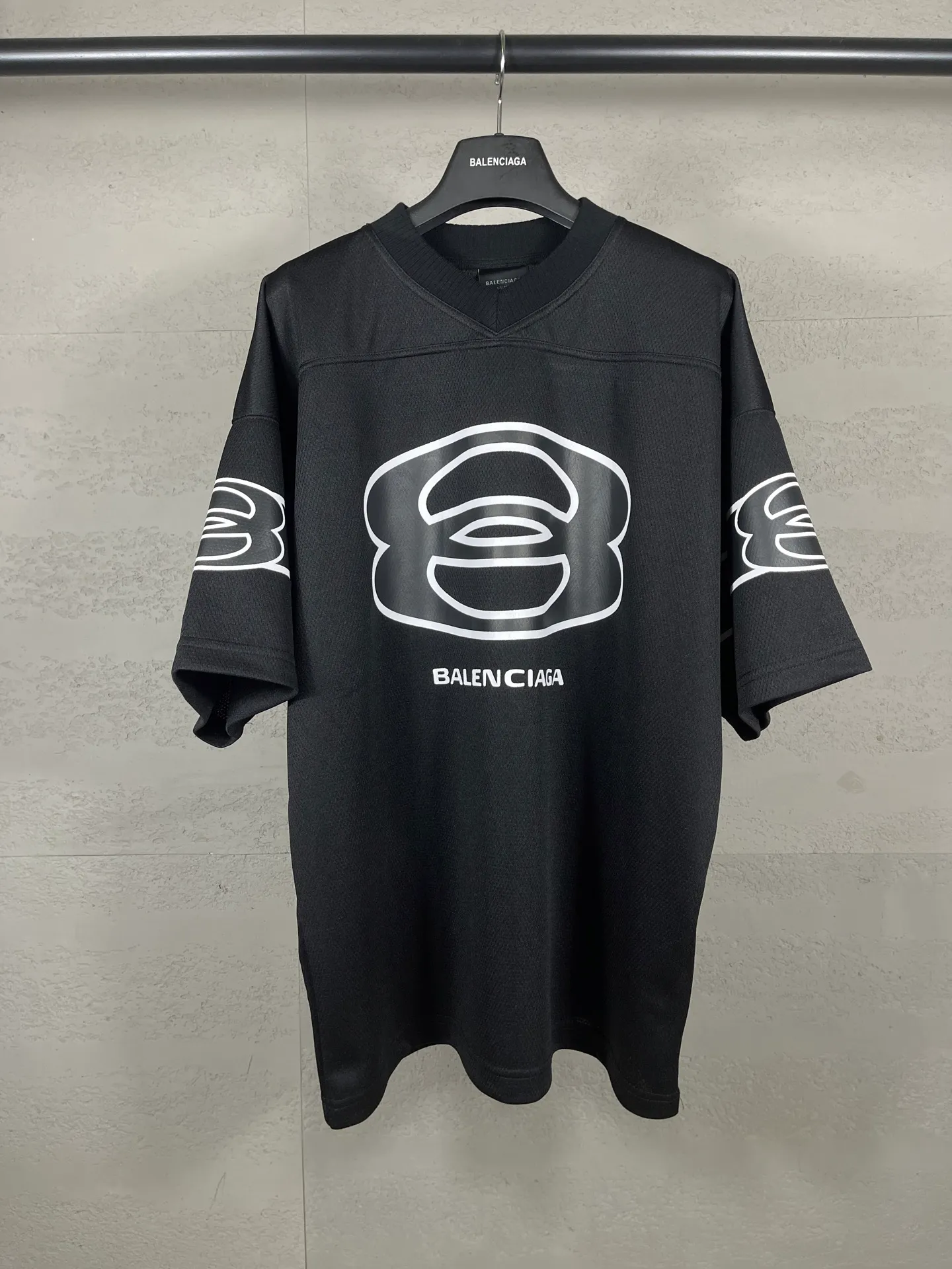 🅿️210 Actual pictures [Top version. Official website quality] BALENCI*GA/Paris double ring LOGO printed back No. 25 short-sleeved jersey. The collar adopts computer laser rib top collar, no shoulder seams, and extra-heavy craftsmanship. SS25 latest model. Research and development at the first time, different market currencies. Comparisons welcome. The fabric is made of custom-woven sports fabric that absorbs moisture and is comfortable and dry. Whether you are doing sports or fitness or going out on the street every day, you can easily become the center of attention. Stretch ribbing at neckline. Weighing 220 grams, the cloth surface is clean. The cloth pattern is clear, soft and comfortable. The threads are dyed with no color difference. The printing uses imported environmentally friendly rubber paddles, and the pattern letters are clear, three-dimensional and without burrs. Jubie market produces pictures based on pictures. Welcome to compare. The version adopts OS loose shoulder design. Same style for men and women. Code: BL253735 Color: black, red Size: XS S M L