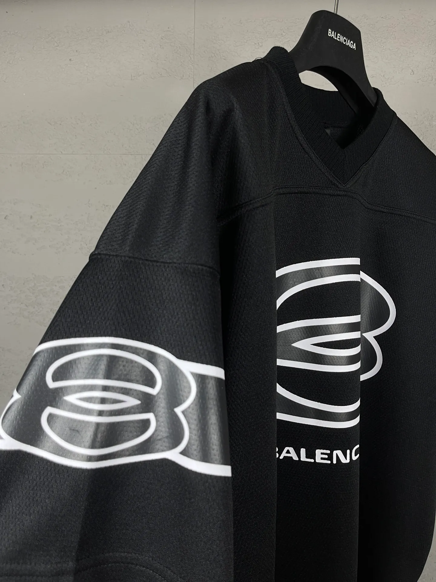 🅿️210 Actual pictures [Top version. Official website quality] BALENCI*GA/Paris double ring LOGO printed back No. 25 short-sleeved jersey. The collar adopts computer laser rib top collar, no shoulder seams, and extra-heavy craftsmanship. SS25 latest model. Research and development at the first time, different market currencies. Comparisons welcome. The fabric is made of custom-woven sports fabric that absorbs moisture and is comfortable and dry. Whether you are doing sports or fitness or going out on the street every day, you can easily become the center of attention. Stretch ribbing at neckline. Weighing 220 grams, the cloth surface is clean. The cloth pattern is clear, soft and comfortable. The threads are dyed with no color difference. The printing uses imported environmentally friendly rubber paddles, and the pattern letters are clear, three-dimensional and without burrs. Jubie market produces pictures based on pictures. Welcome to compare. The version adopts OS loose shoulder design. Same style for men and women. Code: BL253735 Color: black, red Size: XS S M L