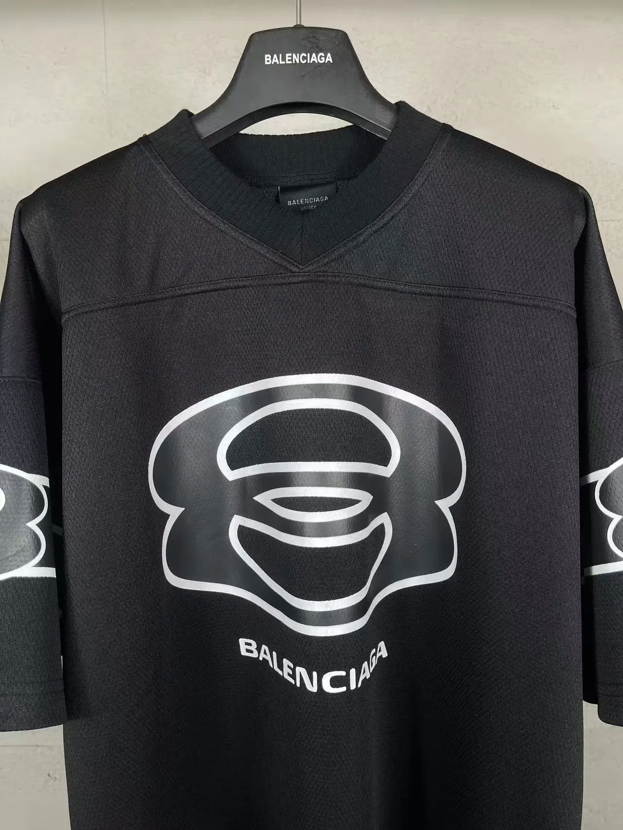 🅿️210 Actual pictures [Top version. Official website quality] BALENCI*GA/Paris double ring LOGO printed back No. 25 short-sleeved jersey. The collar adopts computer laser rib top collar, no shoulder seams, and extra-heavy craftsmanship. SS25 latest model. Research and development at the first time, different market currencies. Comparisons welcome. The fabric is made of custom-woven sports fabric that absorbs moisture and is comfortable and dry. Whether you are doing sports or fitness or going out on the street every day, you can easily become the center of attention. Stretch ribbing at neckline. Weighing 220 grams, the cloth surface is clean. The cloth pattern is clear, soft and comfortable. The threads are dyed with no color difference. The printing uses imported environmentally friendly rubber paddles, and the pattern letters are clear, three-dimensional and without burrs. Jubie market produces pictures based on pictures. Welcome to compare. The version adopts OS loose shoulder design. Same style for men and women. Code: BL253735 Color: black, red Size: XS S M L