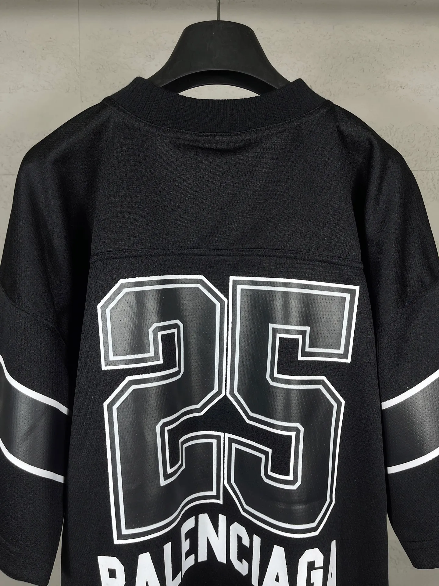 🅿️210 Actual pictures [Top version. Official website quality] BALENCI*GA/Paris double ring LOGO printed back No. 25 short-sleeved jersey. The collar adopts computer laser rib top collar, no shoulder seams, and extra-heavy craftsmanship. SS25 latest model. Research and development at the first time, different market currencies. Comparisons welcome. The fabric is made of custom-woven sports fabric that absorbs moisture and is comfortable and dry. Whether you are doing sports or fitness or going out on the street every day, you can easily become the center of attention. Stretch ribbing at neckline. Weighing 220 grams, the cloth surface is clean. The cloth pattern is clear, soft and comfortable. The threads are dyed with no color difference. The printing uses imported environmentally friendly rubber paddles, and the pattern letters are clear, three-dimensional and without burrs. Jubie market produces pictures based on pictures. Welcome to compare. The version adopts OS loose shoulder design. Same style for men and women. Code: BL253735 Color: black, red Size: XS S M L