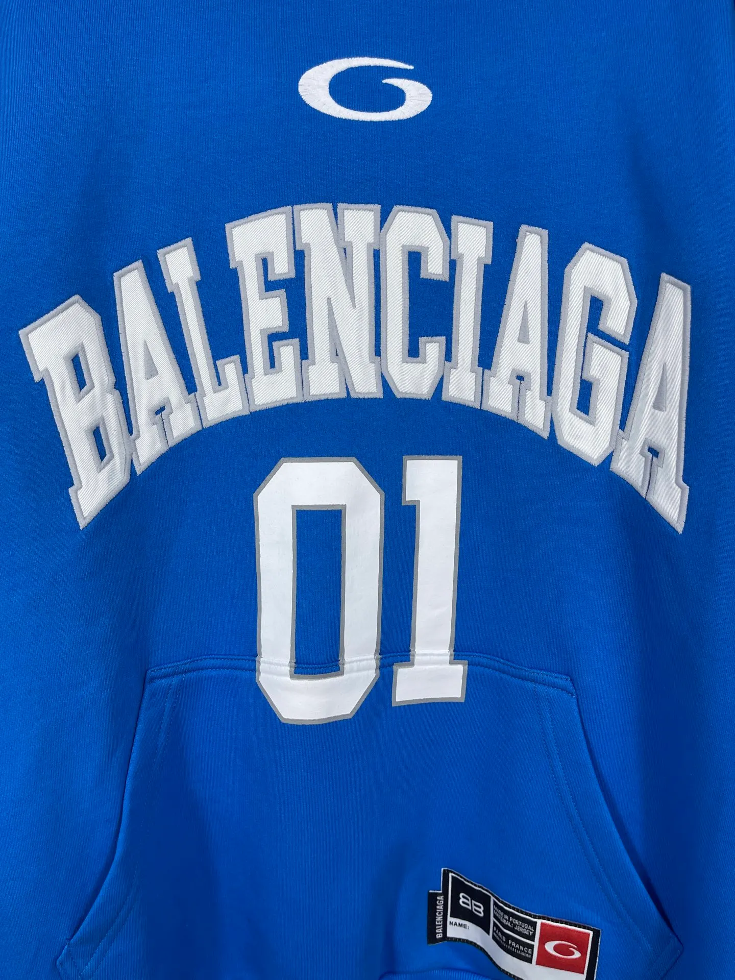 🅿️350 Actual pictures [Top version. Official website quality] BALENCI*GA/Paris.SS25 latest basketball uniform embroidered printed hooded long-sleeved sweatshirt. The front embroidery is embroidered and printed using a Tajima computer embroidery machine, the lower left corner is stamped, and the back piece is printed. The brick cabinets are synchronized. The authentic product is developed at the first time. The fabric is made of Paris ZP custom-woven and dyed cotton sweatshirt. Weighing 460 grams, the cloth surface is clean. The cloth pattern is clear, soft and comfortable. The threads are dyed with no color difference. The printing uses environmentally friendly imported materials, the letters are clear and the effect is three-dimensional. The version adopts OS loose shoulder design. Same style for men and women. Code: BL258959 Color: Black Purple Blue Green Size: XS S M L