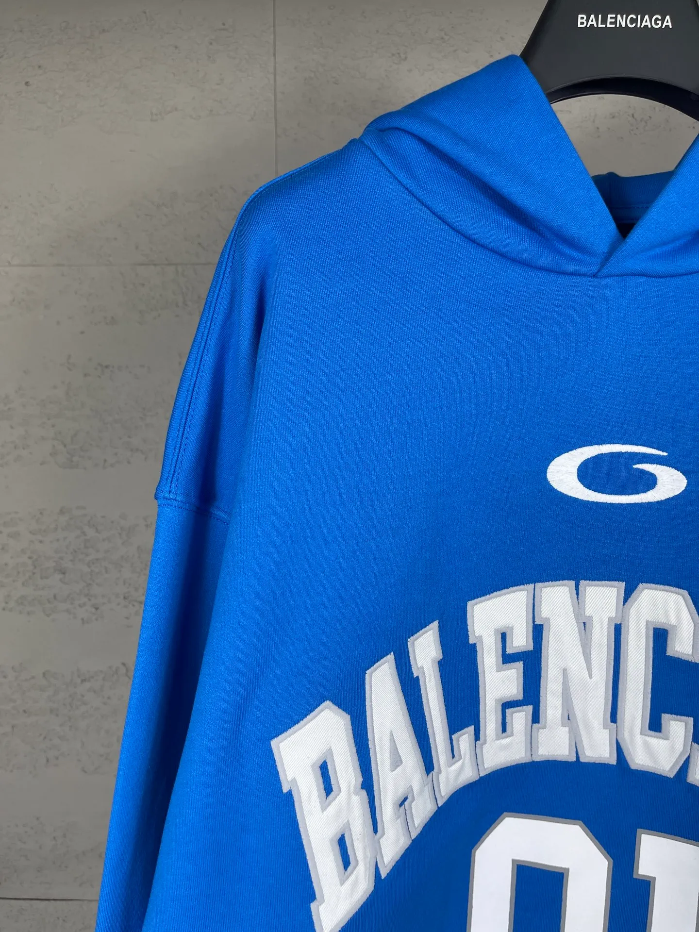 🅿️350 Actual pictures [Top version. Official website quality] BALENCI*GA/Paris.SS25 latest basketball uniform embroidered printed hooded long-sleeved sweatshirt. The front embroidery is embroidered and printed using a Tajima computer embroidery machine, the lower left corner is stamped, and the back piece is printed. The brick cabinets are synchronized. The authentic product is developed at the first time. The fabric is made of Paris ZP custom-woven and dyed cotton sweatshirt. Weighing 460 grams, the cloth surface is clean. The cloth pattern is clear, soft and comfortable. The threads are dyed with no color difference. The printing uses environmentally friendly imported materials, the letters are clear and the effect is three-dimensional. The version adopts OS loose shoulder design. Same style for men and women. Code: BL258959 Color: Black Purple Blue Green Size: XS S M L