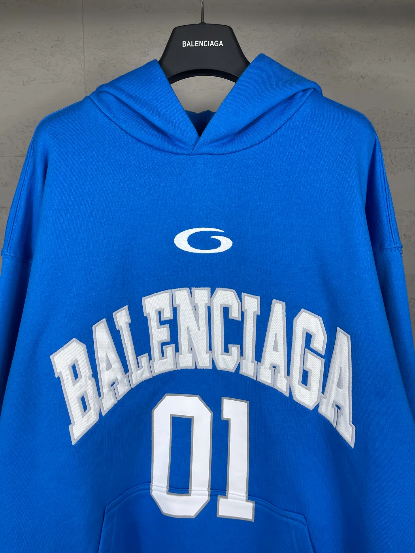🅿️350 Actual pictures [Top version. Official website quality] BALENCI*GA/Paris.SS25 latest basketball uniform embroidered printed hooded long-sleeved sweatshirt. The front embroidery is embroidered and printed using a Tajima computer embroidery machine, the lower left corner is stamped, and the back piece is printed. The brick cabinets are synchronized. The authentic product is developed at the first time. The fabric is made of Paris ZP custom-woven and dyed cotton sweatshirt. Weighing 460 grams, the cloth surface is clean. The cloth pattern is clear, soft and comfortable. The threads are dyed with no color difference. The printing uses environmentally friendly imported materials, the letters are clear and the effect is three-dimensional. The version adopts OS loose shoulder design. Same style for men and women. Code: BL258959 Color: Black Purple Blue Green Size: XS S M L