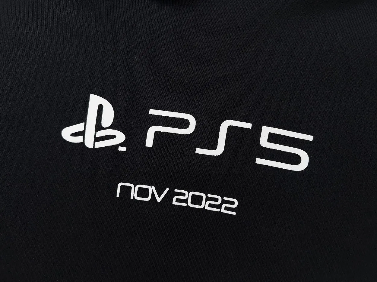 🅿️296 Detailed picture [Top version. Official website quality] BALENCI*GA/Paris. Classic model 22SS #BALENCI*GA / PlayStation co-branded. Ps5 letter geometric pattern printed hooded long-sleeved sweatshirt. Autumn and winter brick cabinet synchronization. The fabric is made of Paris ZP custom-woven and dyed 100% cotton double-yarn large sweater. The net weight is 460 grams. The cloth surface is clean. The cloth pattern is clear, soft and comfortable. The threads are woven and dyed with no color difference. The classic letter pattern is made of precision mesh. Imported environmentally friendly rubber paddle printing, the letters are clear. The effect is three-dimensional, restoring the brick cabinet, and the version adopts the OS loose shoulder style. Same style for men and women Coding: BL238085 Color: Black. White Size: XS S M L