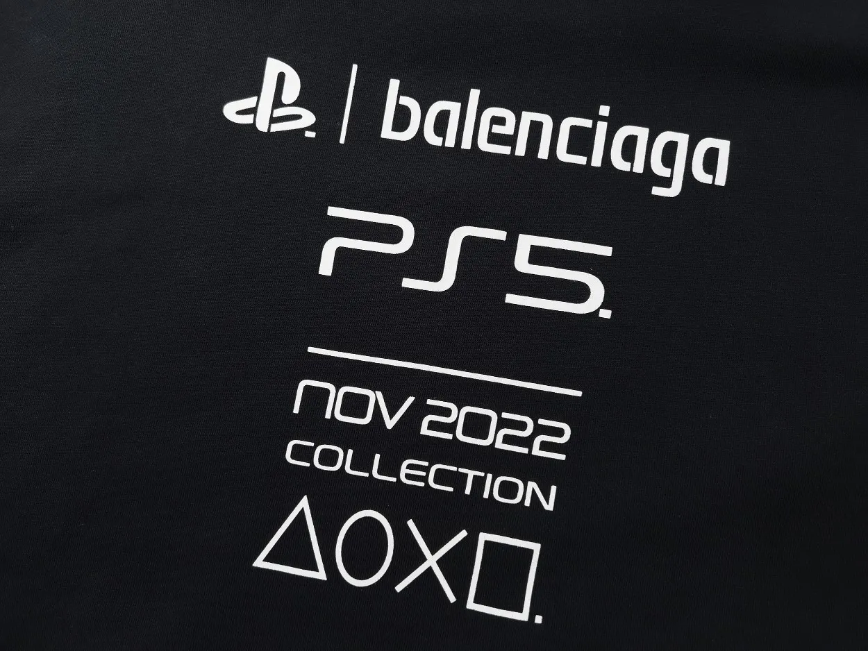 🅿️296 Detailed picture [Top version. Official website quality] BALENCI*GA/Paris. Classic model 22SS #BALENCI*GA / PlayStation co-branded. Ps5 letter geometric pattern printed hooded long-sleeved sweatshirt. Autumn and winter brick cabinet synchronization. The fabric is made of Paris ZP custom-woven and dyed 100% cotton double-yarn large sweater. The net weight is 460 grams. The cloth surface is clean. The cloth pattern is clear, soft and comfortable. The threads are woven and dyed with no color difference. The classic letter pattern is made of precision mesh. Imported environmentally friendly rubber paddle printing, the letters are clear. The effect is three-dimensional, restoring the brick cabinet, and the version adopts the OS loose shoulder style. Same style for men and women Coding: BL238085 Color: Black. White Size: XS S M L