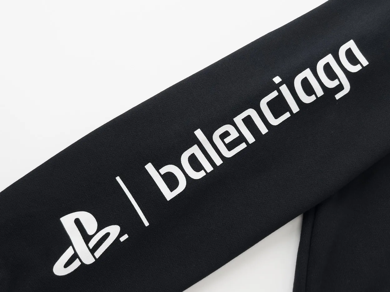 🅿️296 Detailed picture [Top version. Official website quality] BALENCI*GA/Paris. Classic model 22SS #BALENCI*GA / PlayStation co-branded. Ps5 letter geometric pattern printed hooded long-sleeved sweatshirt. Autumn and winter brick cabinet synchronization. The fabric is made of Paris ZP custom-woven and dyed 100% cotton double-yarn large sweater. The net weight is 460 grams. The cloth surface is clean. The cloth pattern is clear, soft and comfortable. The threads are woven and dyed with no color difference. The classic letter pattern is made of precision mesh. Imported environmentally friendly rubber paddle printing, the letters are clear. The effect is three-dimensional, restoring the brick cabinet, and the version adopts the OS loose shoulder style. Same style for men and women Coding: BL238085 Color: Black. White Size: XS S M L