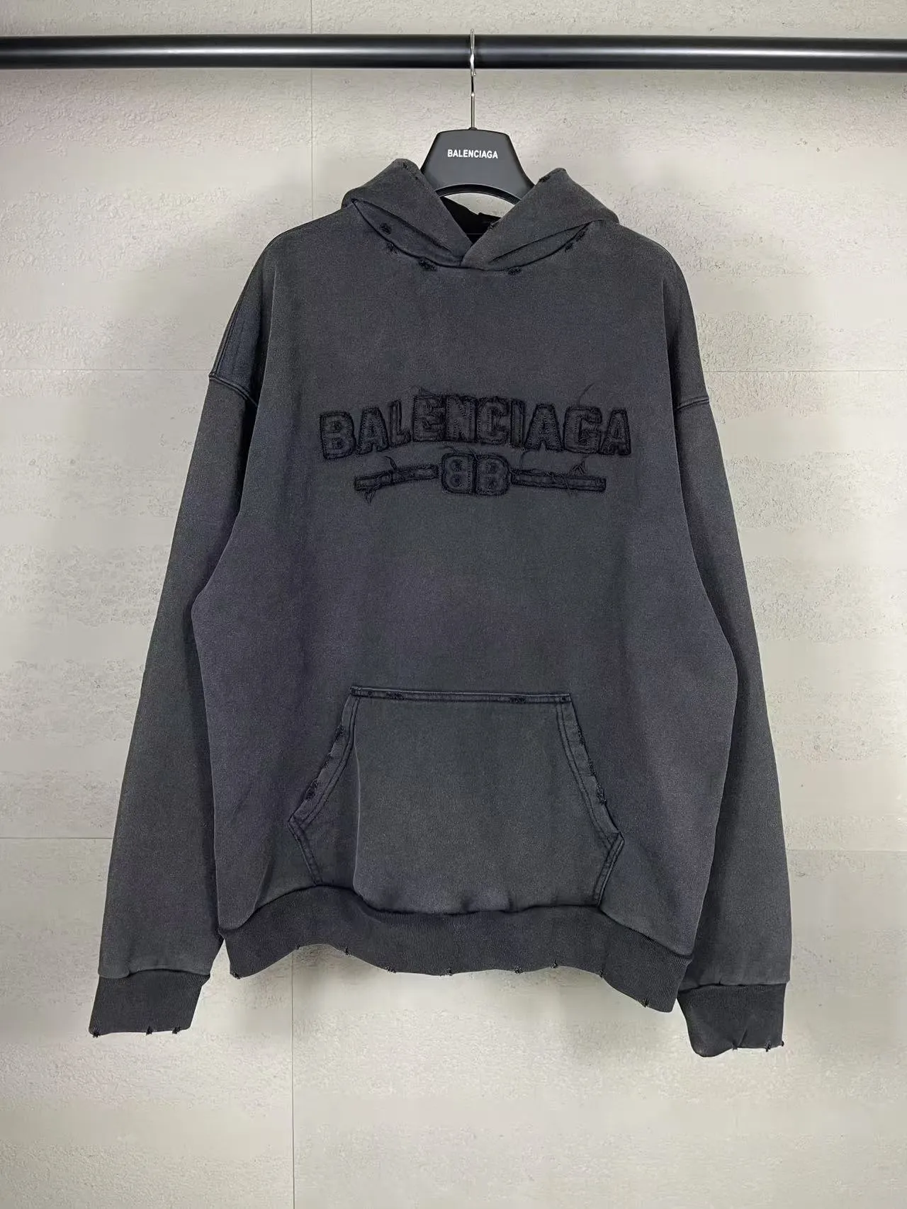 🅿️340 real photos [Top version. Official website quality] BALENCI*GA/Paris #2025 new style washed hooded sweatshirt with letter LOGO chest patch embroidery, ready-to-wear washed and worn, full of design. Welcome to compare. The fabric is made of Paris ZP custom-woven and dyed cotton. The weight is 460 grams. The cloth surface is clean. The cloth pattern is clear, soft and comfortable. The threads are dyed with no color difference. The classic letter LOGO is embroidered with imported Tajima embroidery machine. The effect is three-dimensional. Restore the brick cabinet, adopt OS loose shoulder style. Same style for men and women. Code: BL258960 Color: washed black Size: XS S M L
