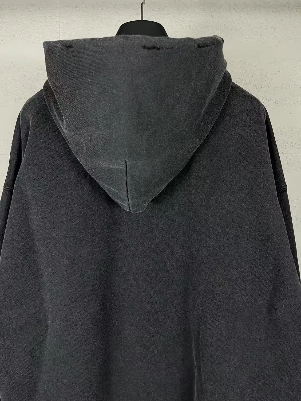 🅿️340 real photos [Top version. Official website quality] BALENCI*GA/Paris #2025 new style washed hooded sweatshirt with letter LOGO chest patch embroidery, ready-to-wear washed and worn, full of design. Welcome to compare. The fabric is made of Paris ZP custom-woven and dyed cotton. The weight is 460 grams. The cloth surface is clean. The cloth pattern is clear, soft and comfortable. The threads are dyed with no color difference. The classic letter LOGO is embroidered with imported Tajima embroidery machine. The effect is three-dimensional. Restore the brick cabinet, adopt OS loose shoulder style. Same style for men and women. Code: BL258960 Color: washed black Size: XS S M L