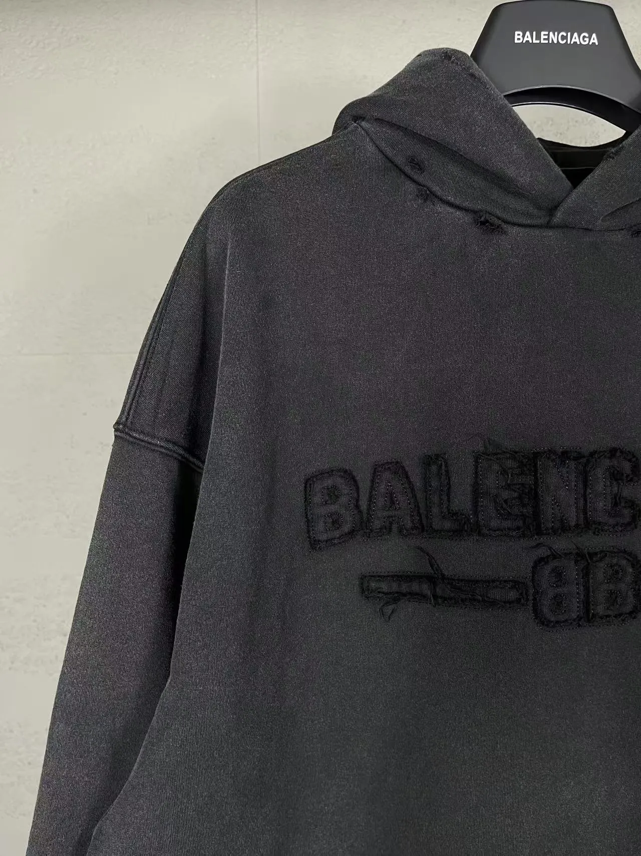 🅿️340 real photos [Top version. Official website quality] BALENCI*GA/Paris #2025 new style washed hooded sweatshirt with letter LOGO chest patch embroidery, ready-to-wear washed and worn, full of design. Welcome to compare. The fabric is made of Paris ZP custom-woven and dyed cotton. The weight is 460 grams. The cloth surface is clean. The cloth pattern is clear, soft and comfortable. The threads are dyed with no color difference. The classic letter LOGO is embroidered with imported Tajima embroidery machine. The effect is three-dimensional. Restore the brick cabinet, adopt OS loose shoulder style. Same style for men and women. Code: BL258960 Color: washed black Size: XS S M L