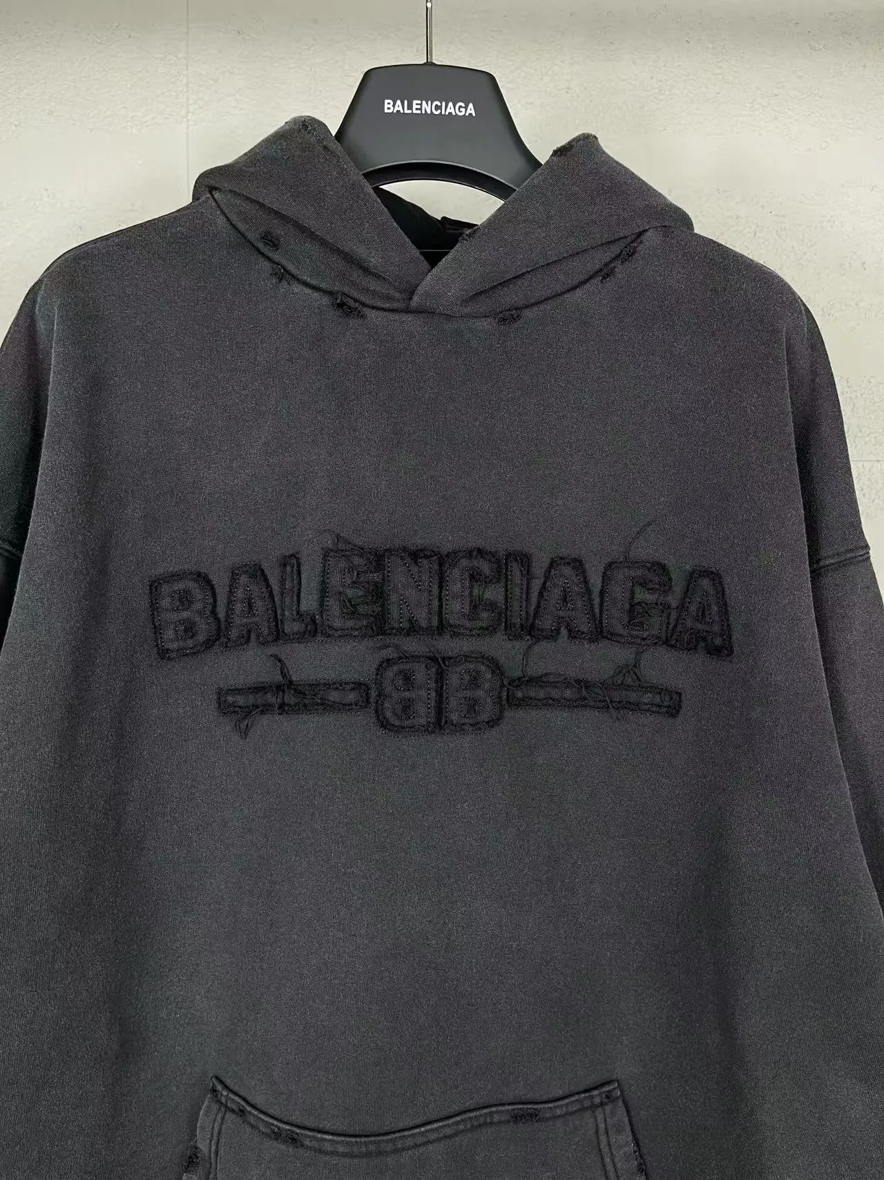 🅿️340 real photos [Top version. Official website quality] BALENCI*GA/Paris #2025 new style washed hooded sweatshirt with letter LOGO chest patch embroidery, ready-to-wear washed and worn, full of design. Welcome to compare. The fabric is made of Paris ZP custom-woven and dyed cotton. The weight is 460 grams. The cloth surface is clean. The cloth pattern is clear, soft and comfortable. The threads are dyed with no color difference. The classic letter LOGO is embroidered with imported Tajima embroidery machine. The effect is three-dimensional. Restore the brick cabinet, adopt OS loose shoulder style. Same style for men and women. Code: BL258960 Color: washed black Size: XS S M L