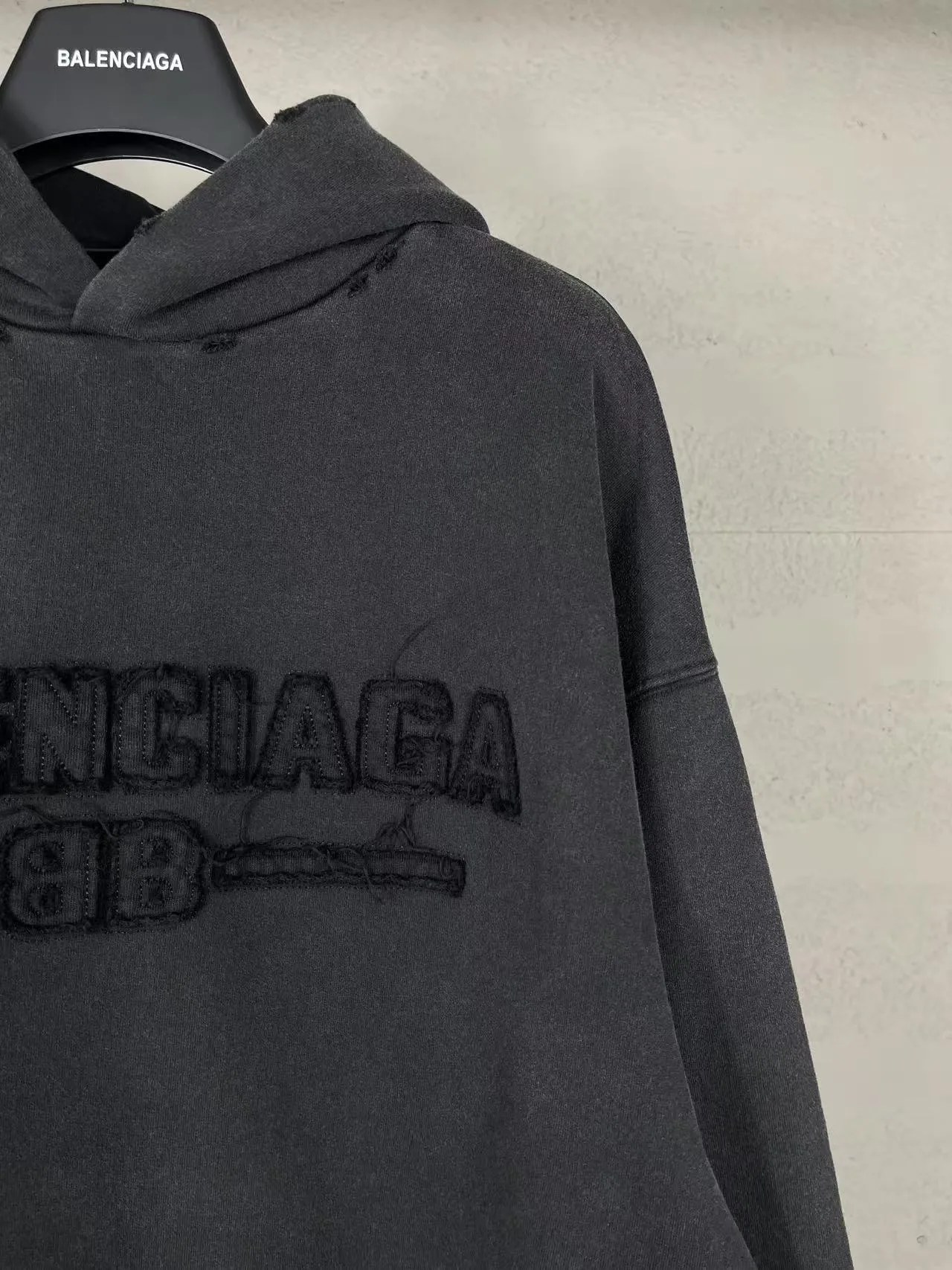 🅿️340 real photos [Top version. Official website quality] BALENCI*GA/Paris #2025 new style washed hooded sweatshirt with letter LOGO chest patch embroidery, ready-to-wear washed and worn, full of design. Welcome to compare. The fabric is made of Paris ZP custom-woven and dyed cotton. The weight is 460 grams. The cloth surface is clean. The cloth pattern is clear, soft and comfortable. The threads are dyed with no color difference. The classic letter LOGO is embroidered with imported Tajima embroidery machine. The effect is three-dimensional. Restore the brick cabinet, adopt OS loose shoulder style. Same style for men and women. Code: BL258960 Color: washed black Size: XS S M L
