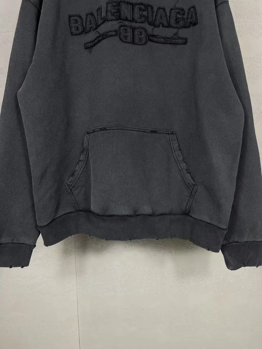 🅿️340 real photos [Top version. Official website quality] BALENCI*GA/Paris #2025 new style washed hooded sweatshirt with letter LOGO chest patch embroidery, ready-to-wear washed and worn, full of design. Welcome to compare. The fabric is made of Paris ZP custom-woven and dyed cotton. The weight is 460 grams. The cloth surface is clean. The cloth pattern is clear, soft and comfortable. The threads are dyed with no color difference. The classic letter LOGO is embroidered with imported Tajima embroidery machine. The effect is three-dimensional. Restore the brick cabinet, adopt OS loose shoulder style. Same style for men and women. Code: BL258960 Color: washed black Size: XS S M L