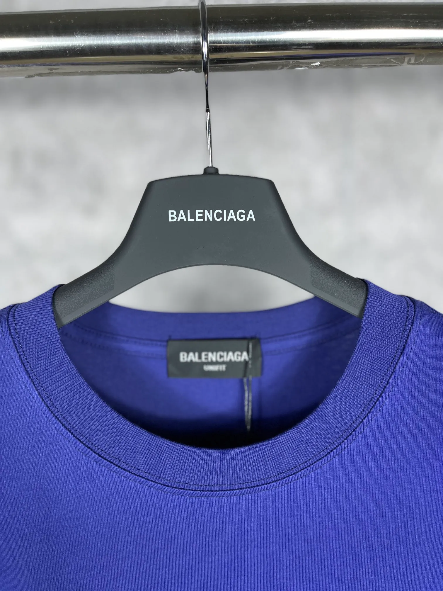 🅿️166 real photos [Top version. Official website quality] BALENCI*GA/Paris#Classic style. Classic letter printed short-sleeved T-shirt on the front and back #brick cabinet synchronization.                       The fabric is made of Paris ZP custom-woven and dyed cotton double yarn, weighing 260 grams. The cloth surface is clean. The cloth pattern is clear, soft and comfortable. The threads are dyed with no color difference. The classic pattern is printed with environmentally friendly imported materials, precision printing screen, the letters are clear, the effect is three-dimensional, and the brick cabinet is restored. The version adopts OS loose shoulder style. Same style for men and women. Coding: BL223022 Color: black, beige, white, blue, floral gray, beige. Size: XS to L