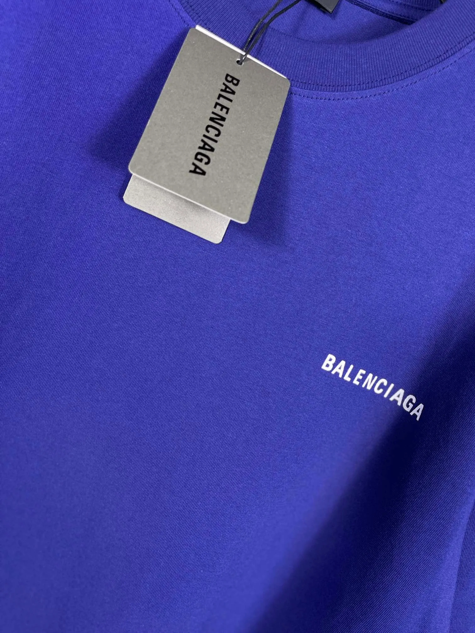 🅿️166 real photos [Top version. Official website quality] BALENCI*GA/Paris#Classic style. Classic letter printed short-sleeved T-shirt on the front and back #brick cabinet synchronization.                       The fabric is made of Paris ZP custom-woven and dyed cotton double yarn, weighing 260 grams. The cloth surface is clean. The cloth pattern is clear, soft and comfortable. The threads are dyed with no color difference. The classic pattern is printed with environmentally friendly imported materials, precision printing screen, the letters are clear, the effect is three-dimensional, and the brick cabinet is restored. The version adopts OS loose shoulder style. Same style for men and women. Coding: BL223022 Color: black, beige, white, blue, floral gray, beige. Size: XS to L
