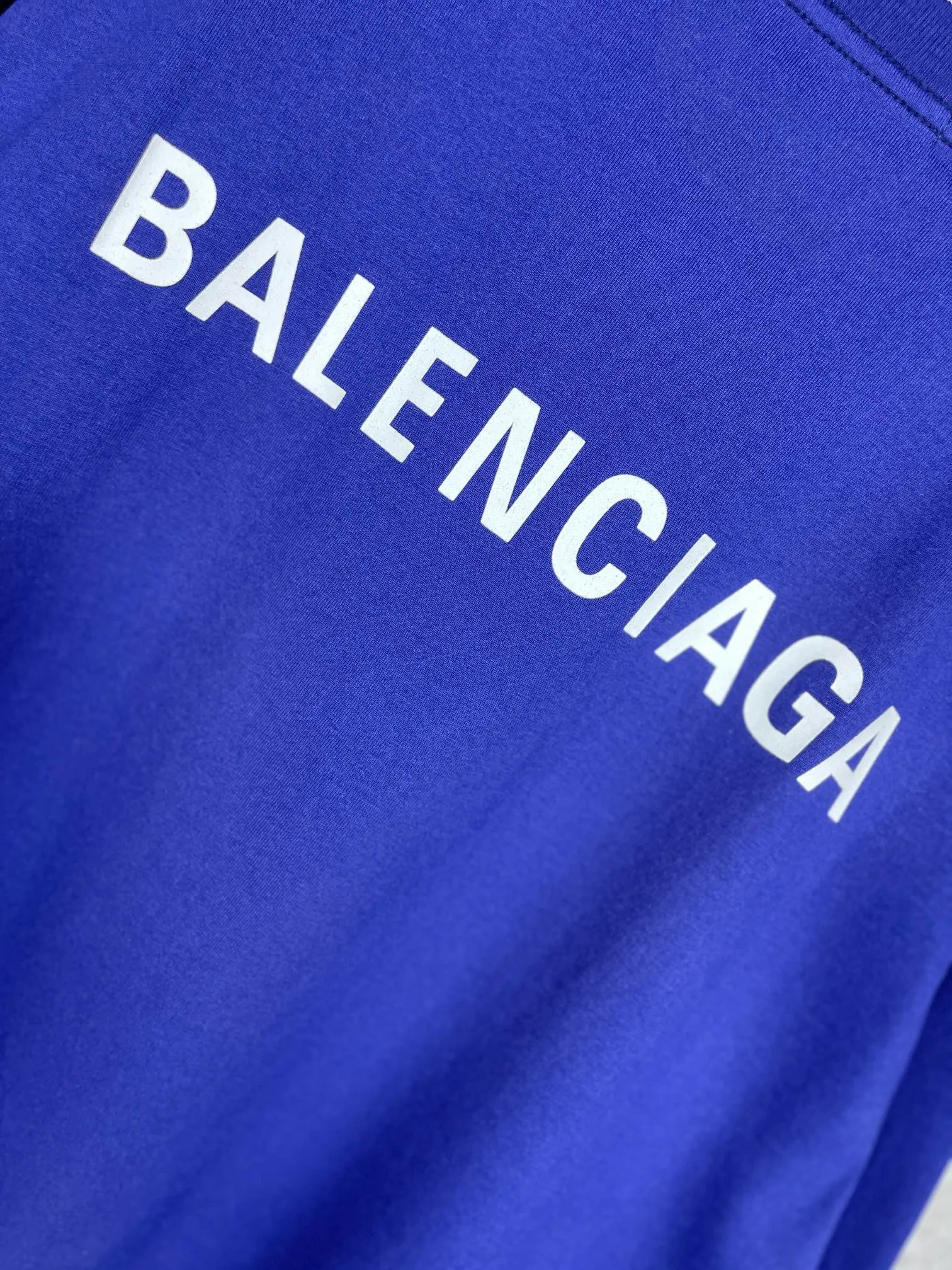 🅿️166 real photos [Top version. Official website quality] BALENCI*GA/Paris#Classic style. Classic letter printed short-sleeved T-shirt on the front and back #brick cabinet synchronization.                       The fabric is made of Paris ZP custom-woven and dyed cotton double yarn, weighing 260 grams. The cloth surface is clean. The cloth pattern is clear, soft and comfortable. The threads are dyed with no color difference. The classic pattern is printed with environmentally friendly imported materials, precision printing screen, the letters are clear, the effect is three-dimensional, and the brick cabinet is restored. The version adopts OS loose shoulder style. Same style for men and women. Coding: BL223022 Color: black, beige, white, blue, floral gray, beige. Size: XS to L