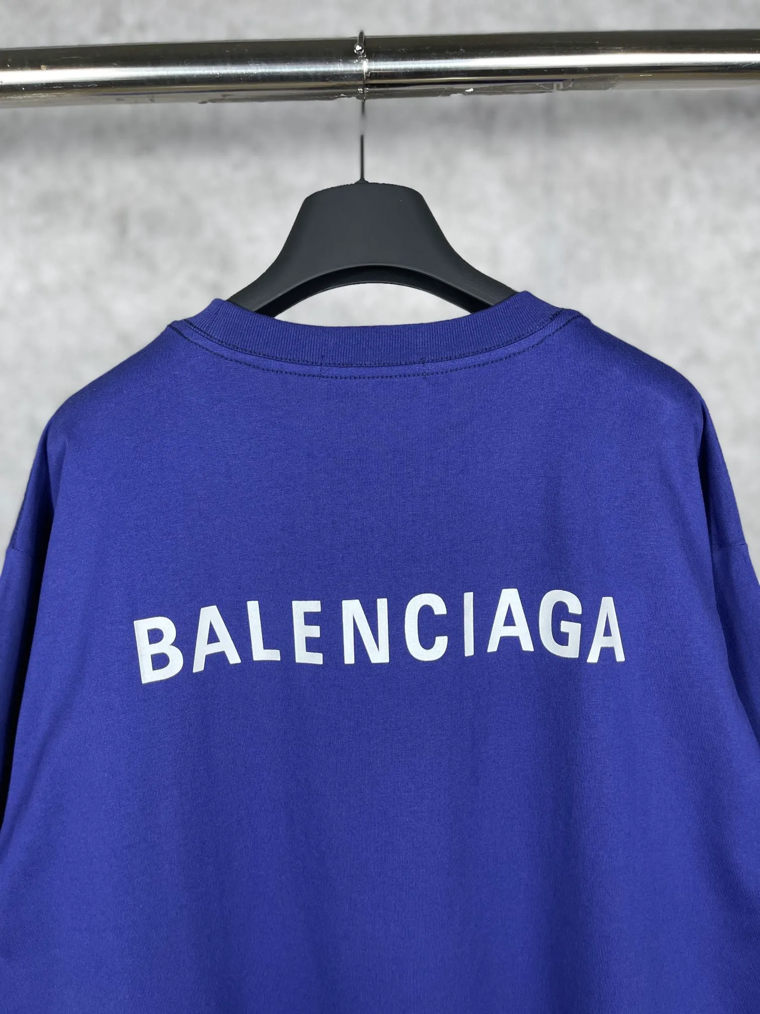 🅿️166 real photos [Top version. Official website quality] BALENCI*GA/Paris#Classic style. Classic letter printed short-sleeved T-shirt on the front and back #brick cabinet synchronization.                       The fabric is made of Paris ZP custom-woven and dyed cotton double yarn, weighing 260 grams. The cloth surface is clean. The cloth pattern is clear, soft and comfortable. The threads are dyed with no color difference. The classic pattern is printed with environmentally friendly imported materials, precision printing screen, the letters are clear, the effect is three-dimensional, and the brick cabinet is restored. The version adopts OS loose shoulder style. Same style for men and women. Coding: BL223022 Color: black, beige, white, blue, floral gray, beige. Size: XS to L