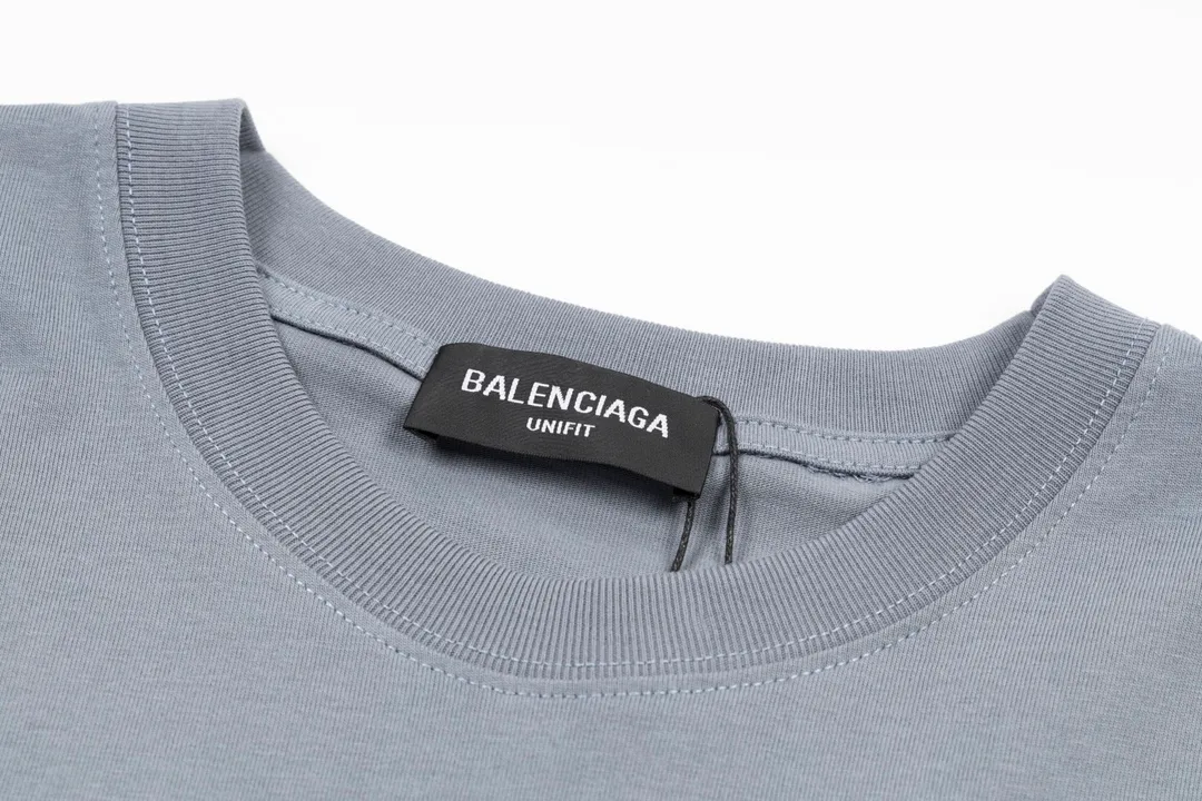 🅿️170 Detail Picture [Top version. Official website quality] BALENCI*GA/Paris. Classic style. 22SS#BALENCI*GA# Portrait band direct-injection printed short-sleeved T-shirt. Brick cabinet synchronization. The fabric is made of Paris ZP custom-woven and dyed 100% cotton double yarn compact cotton. The weight is 260 grams, the cloth surface is clean. The cloth pattern is clear, soft and comfortable. The threads are woven and dyed with no color difference. The classic pattern adopts Kornit direct-injection printing, which has no hand feel and a three-dimensional effect, restoring the brick cabinet. The version adopts the OS loose shoulder version. The same style for men and women. Code: BL223037 Color: black. White. Medium gray Size: XS S M L