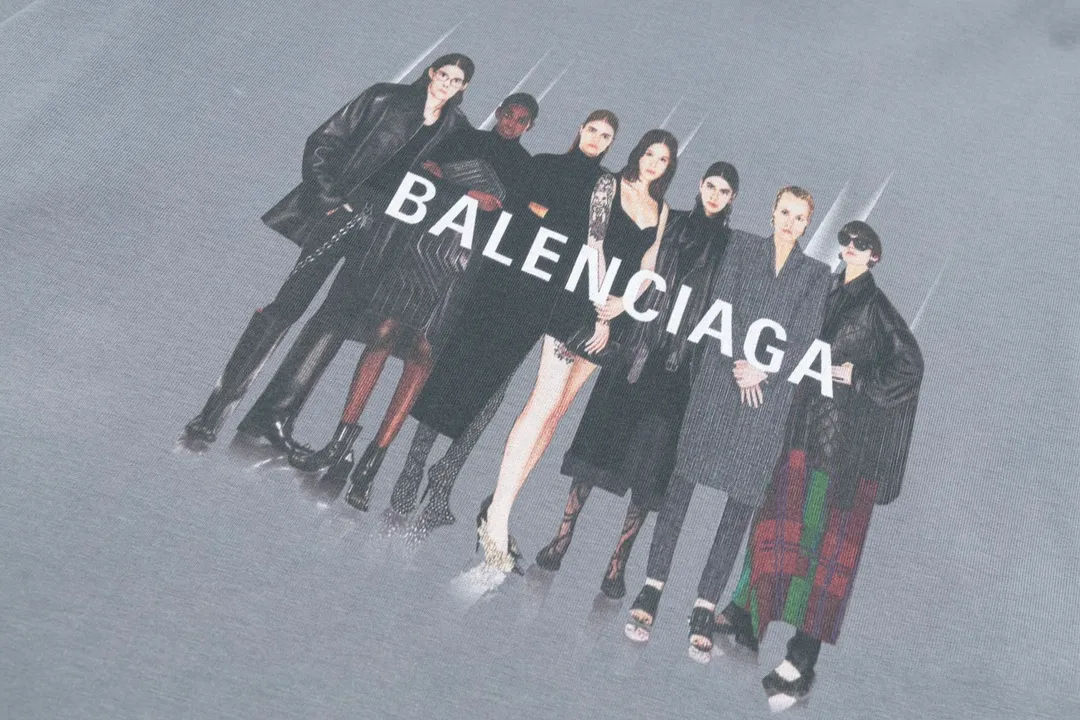 🅿️170 Detail Picture [Top version. Official website quality] BALENCI*GA/Paris. Classic style. 22SS#BALENCI*GA# Portrait band direct-injection printed short-sleeved T-shirt. Brick cabinet synchronization. The fabric is made of Paris ZP custom-woven and dyed 100% cotton double yarn compact cotton. The weight is 260 grams, the cloth surface is clean. The cloth pattern is clear, soft and comfortable. The threads are woven and dyed with no color difference. The classic pattern adopts Kornit direct-injection printing, which has no hand feel and a three-dimensional effect, restoring the brick cabinet. The version adopts the OS loose shoulder version. The same style for men and women. Code: BL223037 Color: black. White. Medium gray Size: XS S M L