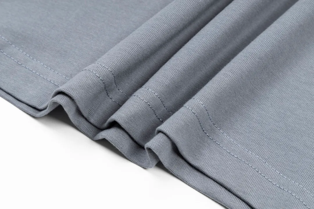 🅿️170 Detail Picture [Top version. Official website quality] BALENCI*GA/Paris. Classic style. 22SS#BALENCI*GA# Portrait band direct-injection printed short-sleeved T-shirt. Brick cabinet synchronization. The fabric is made of Paris ZP custom-woven and dyed 100% cotton double yarn compact cotton. The weight is 260 grams, the cloth surface is clean. The cloth pattern is clear, soft and comfortable. The threads are woven and dyed with no color difference. The classic pattern adopts Kornit direct-injection printing, which has no hand feel and a three-dimensional effect, restoring the brick cabinet. The version adopts the OS loose shoulder version. The same style for men and women. Code: BL223037 Color: black. White. Medium gray Size: XS S M L