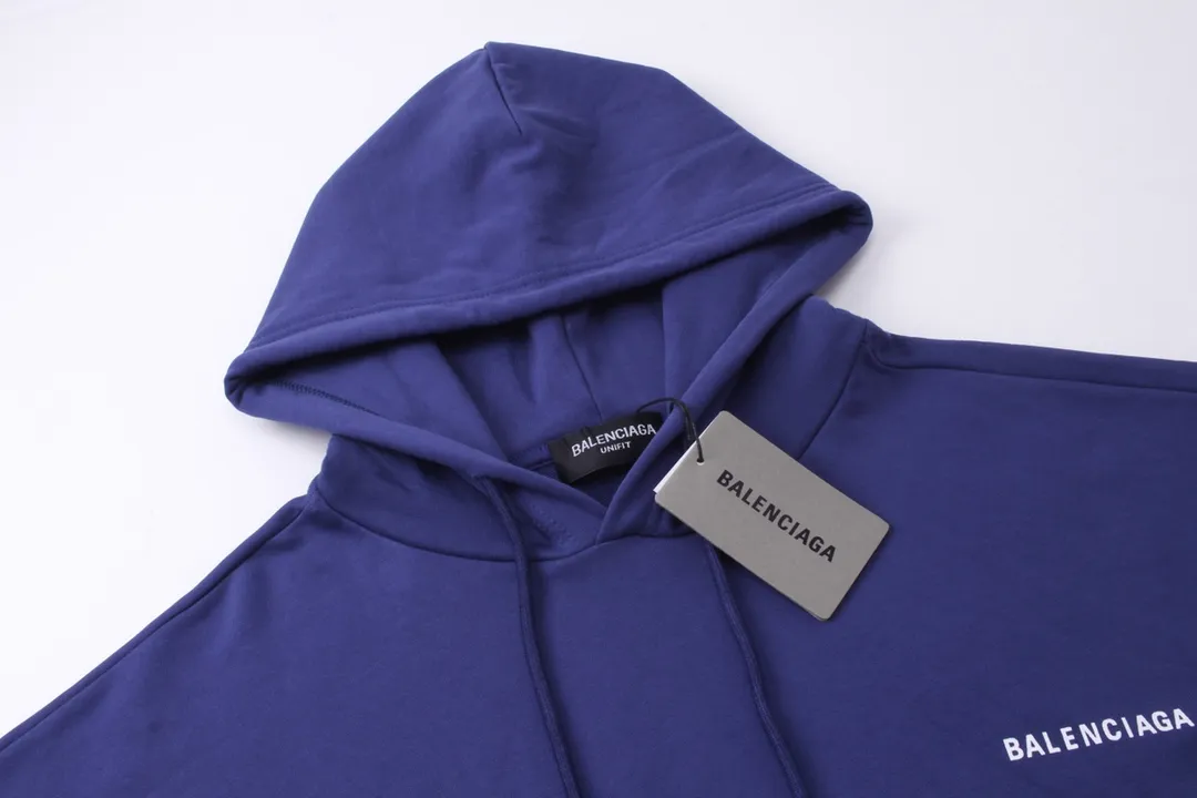 🅿️290 Detailed picture [Top version. Official website quality] BALENCI*GA/Paris#Classic model. Classic letter printed hooded sweatshirt on the front and back. Brick cabinet synchronized. Welcome to compare! The fabric is made of Paris ZP custom-woven and dyed cotton terry sweatshirt. The weight is 450 grams. The cloth surface is clean. The cloth pattern is clear, soft and comfortable. The threads are dyed with no color difference. The classic pattern is printed with environmentally friendly imported materials, precision printing screen, the letters are clear, the effect is three-dimensional, and the brick cabinet is restored. The version adopts OS loose shoulder design. Same style for men and women. Coding: BL238026 Color: black, beige, blue Size: XS S M L