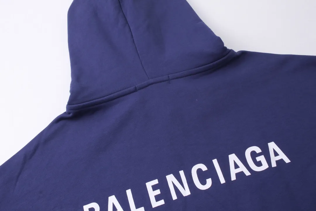 🅿️290 Detailed picture [Top version. Official website quality] BALENCI*GA/Paris#Classic model. Classic letter printed hooded sweatshirt on the front and back. Brick cabinet synchronized. Welcome to compare! The fabric is made of Paris ZP custom-woven and dyed cotton terry sweatshirt. The weight is 450 grams. The cloth surface is clean. The cloth pattern is clear, soft and comfortable. The threads are dyed with no color difference. The classic pattern is printed with environmentally friendly imported materials, precision printing screen, the letters are clear, the effect is three-dimensional, and the brick cabinet is restored. The version adopts OS loose shoulder design. Same style for men and women. Coding: BL238026 Color: black, beige, blue Size: XS S M L