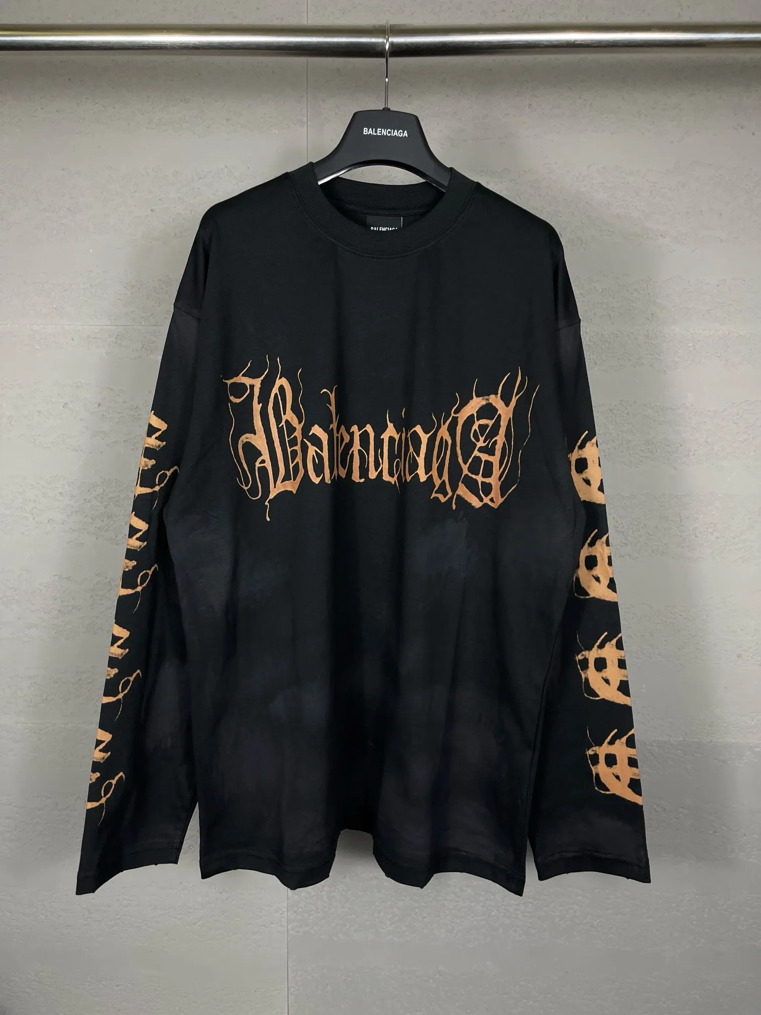 🅿️230 detailed pictures [Top version. Official website quality] BALENCI*GA/Paris. 2024 latest Sanskrit letters LOGO hand-painted worn distressed long-sleeved T-shirt. Brick cabinet synchronization. ⚠️Difference in market currency. YB development. Color system is black and blue. Worn. Hand-painted consistent with ZP,‼ ️The fabric is made of Paris ZP custom-woven and dyed 100% cotton with double yarn compactness. The weight is 260 grams, the cloth surface is clean. The cloth pattern is clear, soft and comfortable, and the threads are dyed with no color difference. Ready-made garments are hand-painted, worn, and distressed, with heavy craftsmanship. Comparisons welcome. The version adopts OS loose shoulder design. Same style for men and women. Code: BL225012 Color: black blue Size: XS S M L