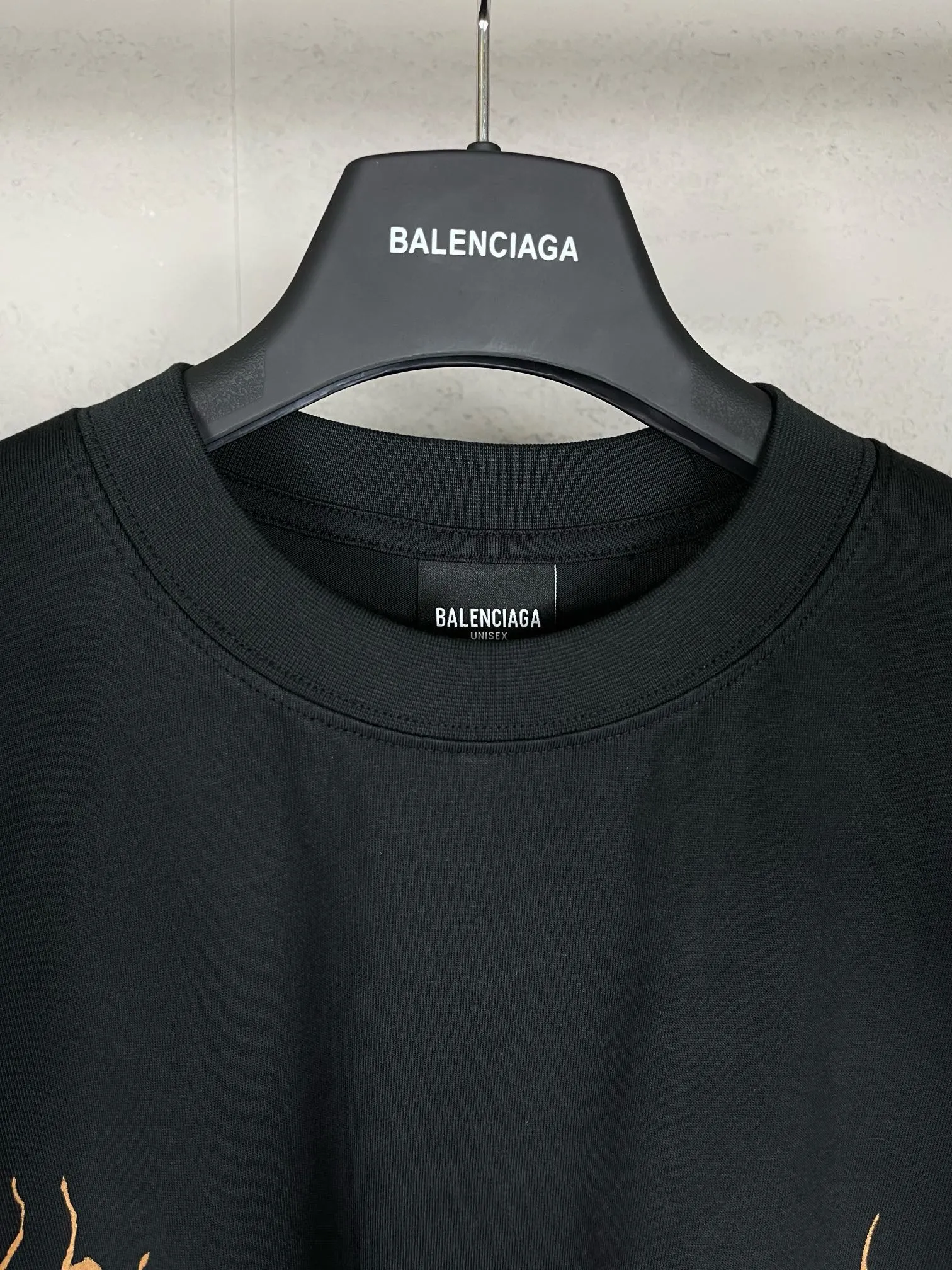 🅿️230 detailed pictures [Top version. Official website quality] BALENCI*GA/Paris. 2024 latest Sanskrit letters LOGO hand-painted worn distressed long-sleeved T-shirt. Brick cabinet synchronization. ⚠️Difference in market currency. YB development. Color system is black and blue. Worn. Hand-painted consistent with ZP,‼ ️The fabric is made of Paris ZP custom-woven and dyed 100% cotton with double yarn compactness. The weight is 260 grams, the cloth surface is clean. The cloth pattern is clear, soft and comfortable, and the threads are dyed with no color difference. Ready-made garments are hand-painted, worn, and distressed, with heavy craftsmanship. Comparisons welcome. The version adopts OS loose shoulder design. Same style for men and women. Code: BL225012 Color: black blue Size: XS S M L