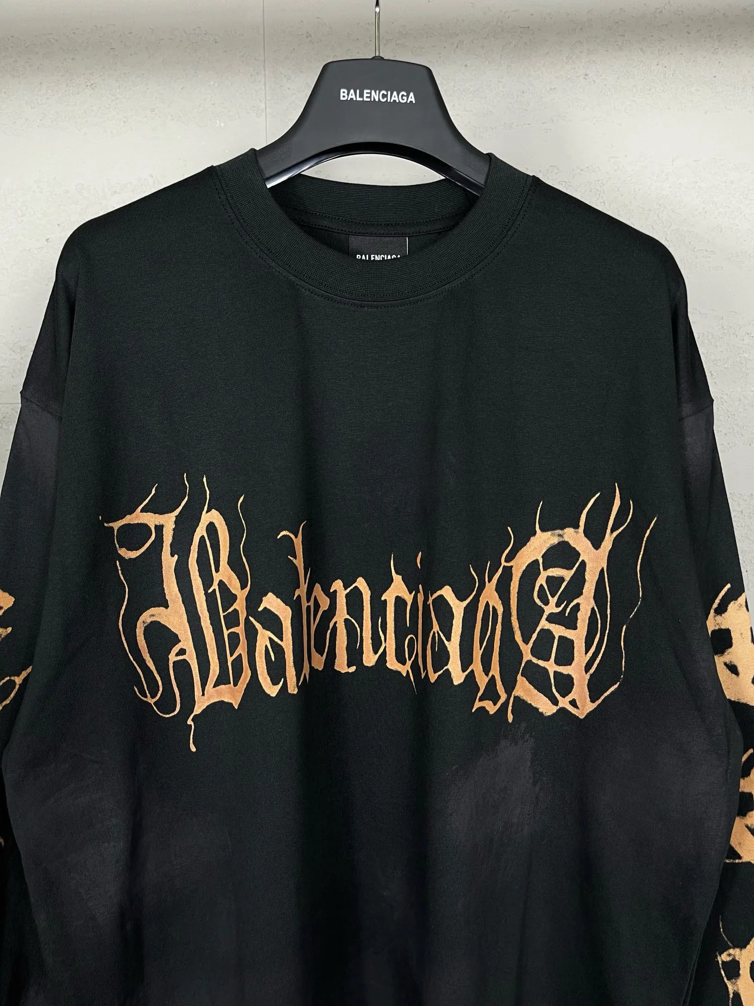 🅿️230 detailed pictures [Top version. Official website quality] BALENCI*GA/Paris. 2024 latest Sanskrit letters LOGO hand-painted worn distressed long-sleeved T-shirt. Brick cabinet synchronization. ⚠️Difference in market currency. YB development. Color system is black and blue. Worn. Hand-painted consistent with ZP,‼ ️The fabric is made of Paris ZP custom-woven and dyed 100% cotton with double yarn compactness. The weight is 260 grams, the cloth surface is clean. The cloth pattern is clear, soft and comfortable, and the threads are dyed with no color difference. Ready-made garments are hand-painted, worn, and distressed, with heavy craftsmanship. Comparisons welcome. The version adopts OS loose shoulder design. Same style for men and women. Code: BL225012 Color: black blue Size: XS S M L