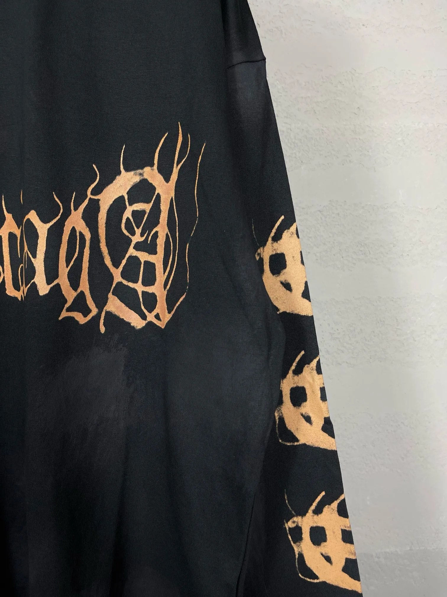 🅿️230 detailed pictures [Top version. Official website quality] BALENCI*GA/Paris. 2024 latest Sanskrit letters LOGO hand-painted worn distressed long-sleeved T-shirt. Brick cabinet synchronization. ⚠️Difference in market currency. YB development. Color system is black and blue. Worn. Hand-painted consistent with ZP,‼ ️The fabric is made of Paris ZP custom-woven and dyed 100% cotton with double yarn compactness. The weight is 260 grams, the cloth surface is clean. The cloth pattern is clear, soft and comfortable, and the threads are dyed with no color difference. Ready-made garments are hand-painted, worn, and distressed, with heavy craftsmanship. Comparisons welcome. The version adopts OS loose shoulder design. Same style for men and women. Code: BL225012 Color: black blue Size: XS S M L