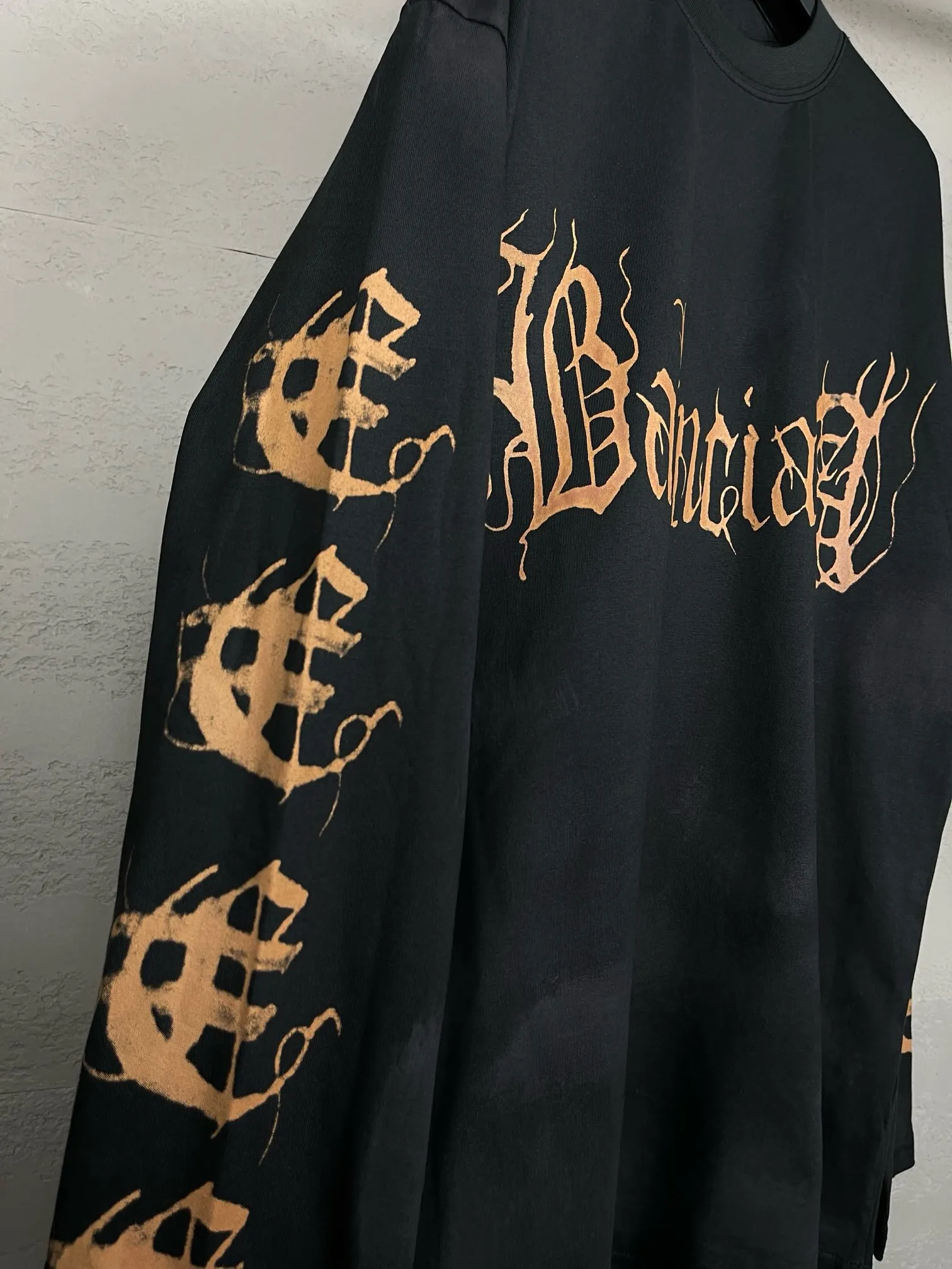 🅿️230 detailed pictures [Top version. Official website quality] BALENCI*GA/Paris. 2024 latest Sanskrit letters LOGO hand-painted worn distressed long-sleeved T-shirt. Brick cabinet synchronization. ⚠️Difference in market currency. YB development. Color system is black and blue. Worn. Hand-painted consistent with ZP,‼ ️The fabric is made of Paris ZP custom-woven and dyed 100% cotton with double yarn compactness. The weight is 260 grams, the cloth surface is clean. The cloth pattern is clear, soft and comfortable, and the threads are dyed with no color difference. Ready-made garments are hand-painted, worn, and distressed, with heavy craftsmanship. Comparisons welcome. The version adopts OS loose shoulder design. Same style for men and women. Code: BL225012 Color: black blue Size: XS S M L