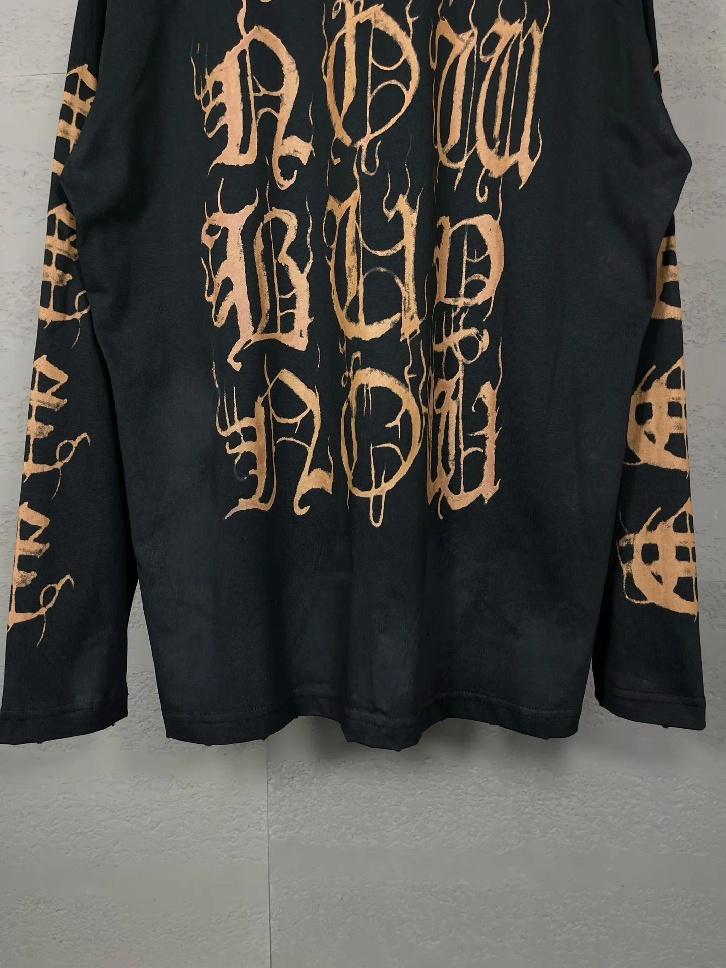 🅿️230 detailed pictures [Top version. Official website quality] BALENCI*GA/Paris. 2024 latest Sanskrit letters LOGO hand-painted worn distressed long-sleeved T-shirt. Brick cabinet synchronization. ⚠️Difference in market currency. YB development. Color system is black and blue. Worn. Hand-painted consistent with ZP,‼ ️The fabric is made of Paris ZP custom-woven and dyed 100% cotton with double yarn compactness. The weight is 260 grams, the cloth surface is clean. The cloth pattern is clear, soft and comfortable, and the threads are dyed with no color difference. Ready-made garments are hand-painted, worn, and distressed, with heavy craftsmanship. Comparisons welcome. The version adopts OS loose shoulder design. Same style for men and women. Code: BL225012 Color: black blue Size: XS S M L