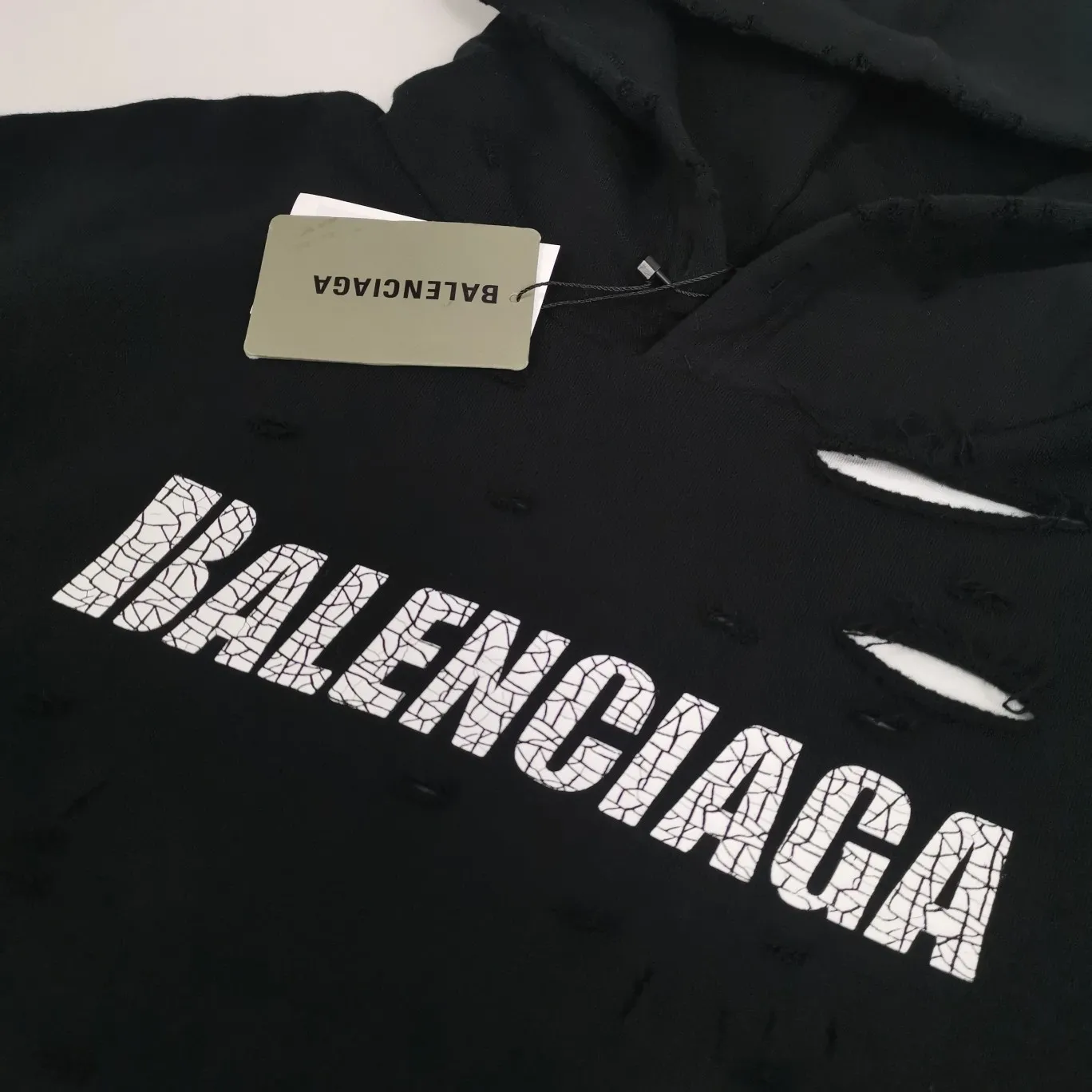 The top tested version of BALENCIAGA's Basic Cracked Sweatshirts and Hoodies for Male and Female Couples Stars can be said to be the most popular item among all the popular items. It has become popular on major self-media e-commerce platforms such as Xiaohongshu and Dewu. Heavy industrial craftsmanship tests the skills of lathes and printing techniques. Huge cost! Fabric: The outer fabric is made of 460g pure cotton fish scale terry fabric + the inner liner is 260g combed cotton. The weight of the ready-made garment exceeds 1kg, which can ❗️100%❗️ restore the drape of zp. The cost of fabric is over one hundred yuan. Washing process: After making the garment, the holes are polished by hand, and then washed to make it look old. The process is extremely complicated! There are more than 200 holes in the entire dress. The collar, cuffs, and hem are torn by hand (with pliers) rather than frayed. This is a more important detail.  Thread: dyed in the same vat with no color difference. Printing: made of special cracked material to achieve the ultimate in breathability and aesthetics! Just like the patterns on a turtle’s back, each one is different!  Accessories: Complete set of customized accessories + Sydney paper Size: XS-L (maximum wear: 230 catties) Color: blue black white purple red cyan P: 570