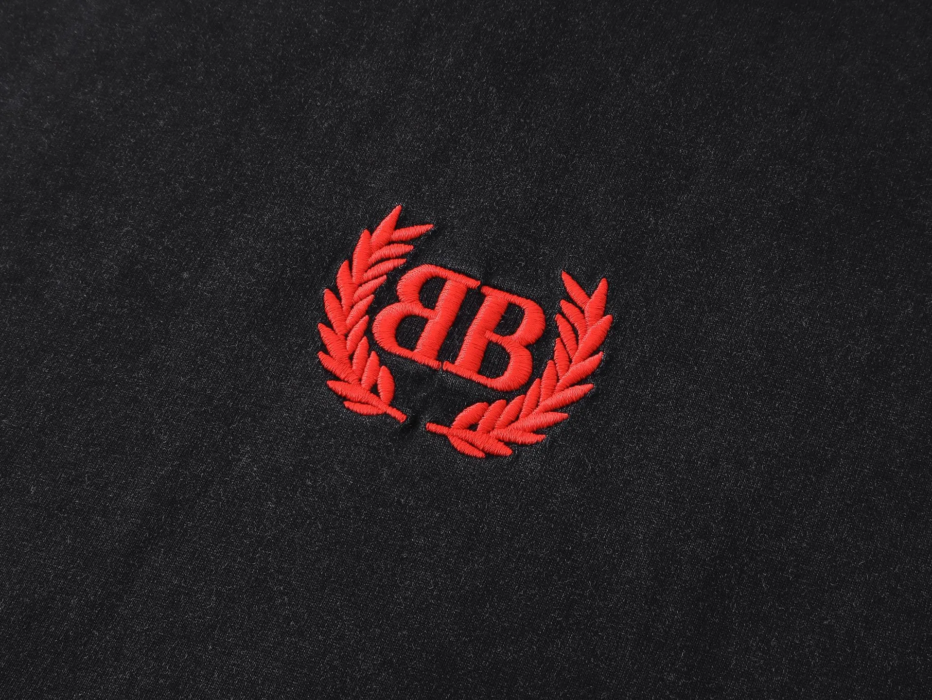 🅿️180 real photos [Top version. Official website quality] BALENCI*GA/Paris #2025 new style washed short-sleeved T-shirt with wheat ear letters LOGO embroidered on the chest, ready-to-wear washed, full of design. Welcome to compare. The fabric is made of Paris ZP custom-woven and dyed cotton double yarn, weight 260 grams, clean cloth surface. Clear texture, soft and comfortable. The threads are dyed with no color difference. The classic letter LOGO is embroidered with imported Tajima embroidery machine. The effect is three-dimensional. Restore brick cabinet, adopt OS loose shoulder style. Same style for men and women. Code: BL253663 Color: washed black, lake blue, pink, white Size: XS S M L