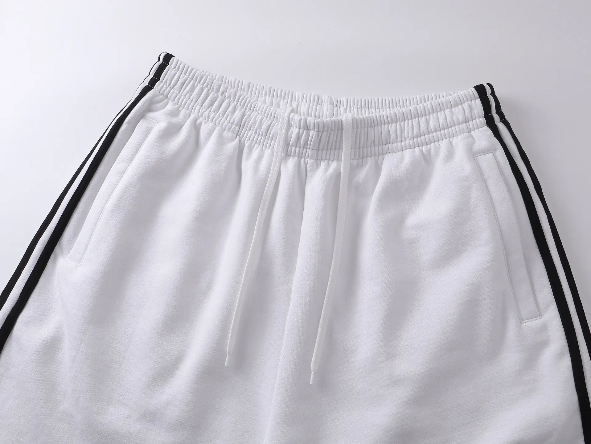 🅿️240 real shots [Top version. Official website quality] BALENCI*GA/Paris. 2025 new model. Paris co-branded adidas clover embroidered side seams. Invisible zipper shorts at the pocket. Brick cabinet synchronization. Genuine product developed at the first time, please print and compare! The fabric is made of Paris ZP custom-woven and dyed 100% cotton terry sweatshirt. The weight is 460 grams. The cloth surface is clean. The cloth pattern is clear and the hand feels soft and comfortable. The embroidery uses an imported Tajima embroidery machine. The letters are clear and the effect is three-dimensional. The version adopts a loose version. Same style for men and women. Code: BL257029 Color: black, white Size: XS S M L