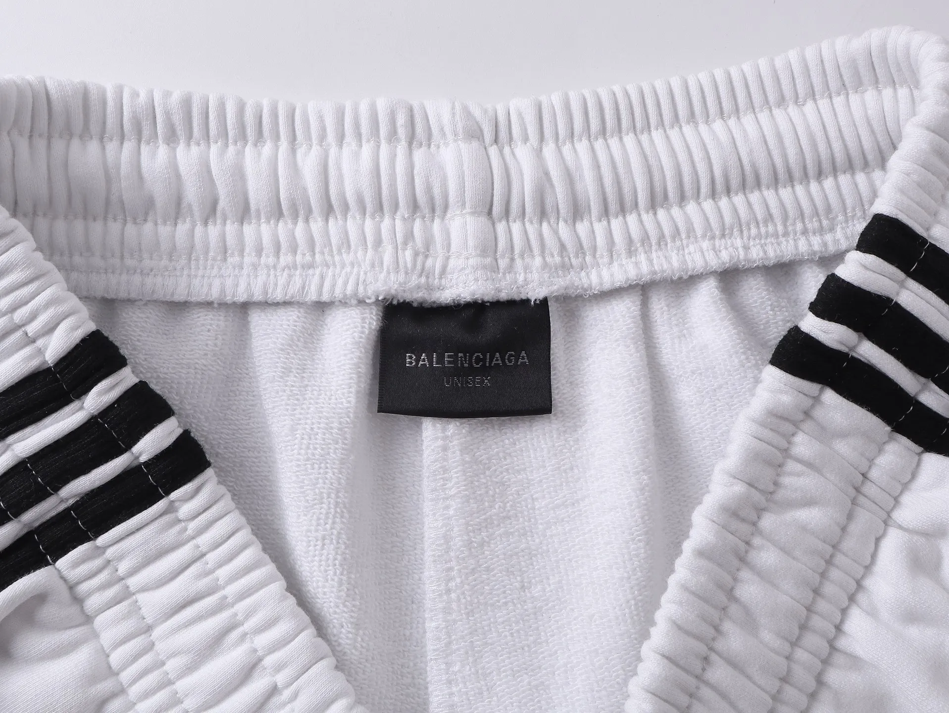 🅿️240 real shots [Top version. Official website quality] BALENCI*GA/Paris. 2025 new model. Paris co-branded adidas clover embroidered side seams. Invisible zipper shorts at the pocket. Brick cabinet synchronization. Genuine product developed at the first time, please print and compare! The fabric is made of Paris ZP custom-woven and dyed 100% cotton terry sweatshirt. The weight is 460 grams. The cloth surface is clean. The cloth pattern is clear and the hand feels soft and comfortable. The embroidery uses an imported Tajima embroidery machine. The letters are clear and the effect is three-dimensional. The version adopts a loose version. Same style for men and women. Code: BL257029 Color: black, white Size: XS S M L