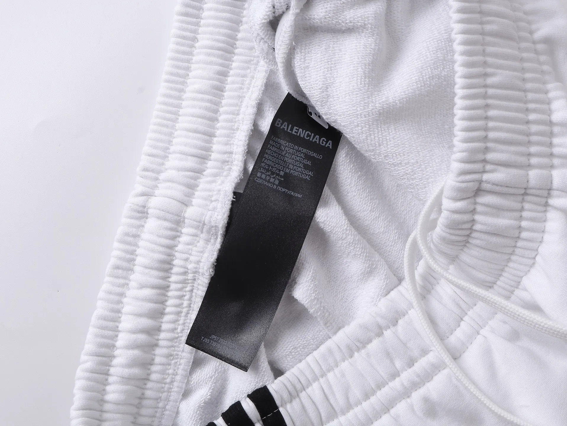 🅿️240 real shots [Top version. Official website quality] BALENCI*GA/Paris. 2025 new model. Paris co-branded adidas clover embroidered side seams. Invisible zipper shorts at the pocket. Brick cabinet synchronization. Genuine product developed at the first time, please print and compare! The fabric is made of Paris ZP custom-woven and dyed 100% cotton terry sweatshirt. The weight is 460 grams. The cloth surface is clean. The cloth pattern is clear and the hand feels soft and comfortable. The embroidery uses an imported Tajima embroidery machine. The letters are clear and the effect is three-dimensional. The version adopts a loose version. Same style for men and women. Code: BL257029 Color: black, white Size: XS S M L