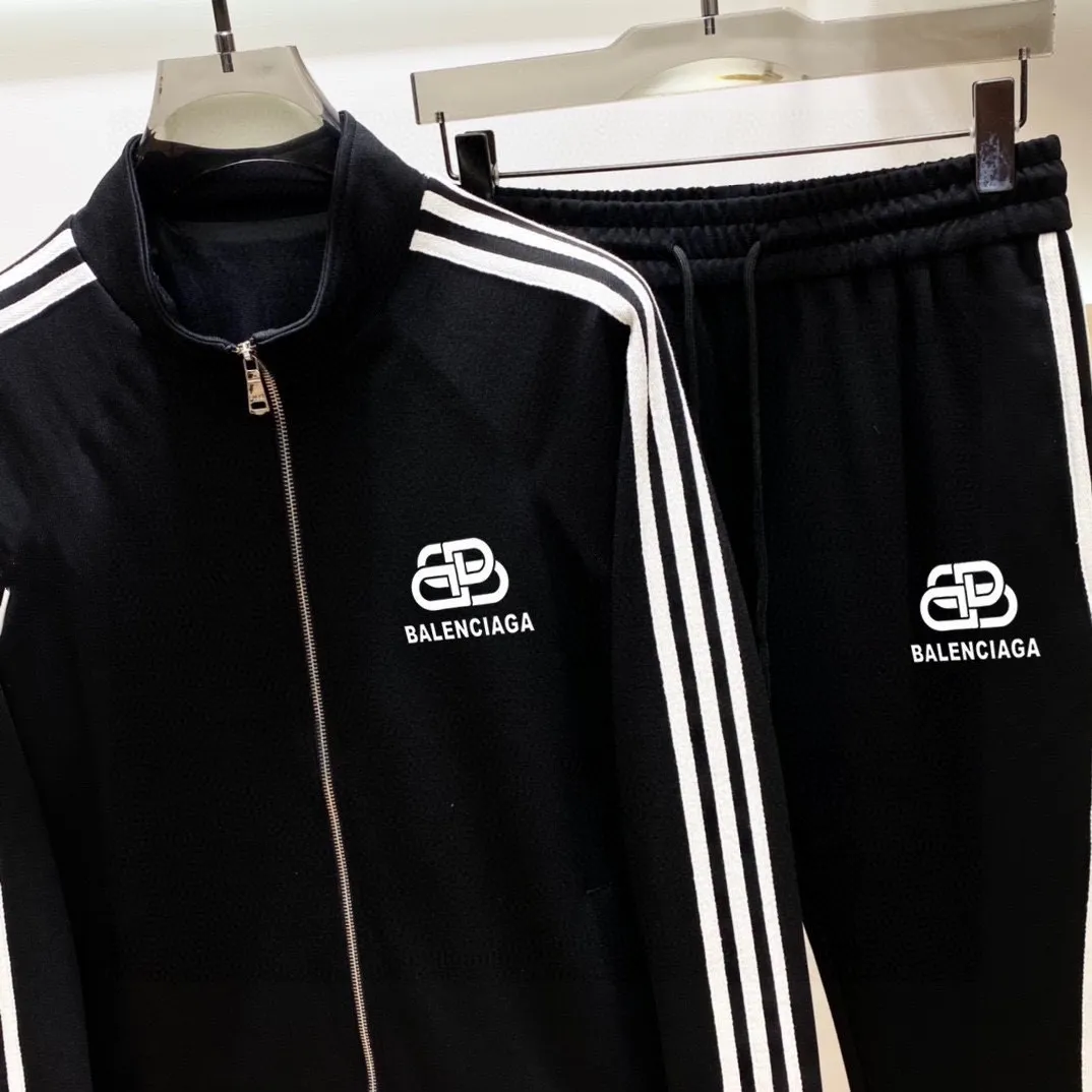 🅿️580 [BALENCIAGA] Hot-selling suit is coming. Focus on the original version of the official website. 2025 new hot-selling cardigan and sweatshirt suit. The original order is the best. 🇭🇰The meticulous work of top designers is dedicated to a fitting and perfect upper body effect. All-natural high-quality Tencel Roman cotton 100%, close-fitting comfort, noble and elegant! Original hardware embodies elegance and nobility! Counter size: M-3XL (maximum wear up to 190 pounds)