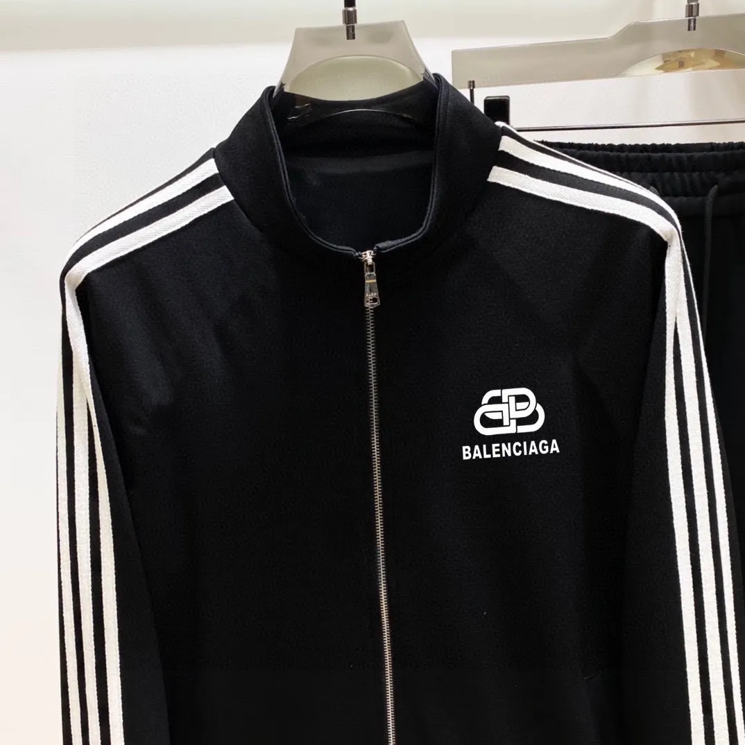 🅿️580 [BALENCIAGA] Hot-selling suit is coming. Focus on the original version of the official website. 2025 new hot-selling cardigan and sweatshirt suit. The original order is the best. 🇭🇰The meticulous work of top designers is dedicated to a fitting and perfect upper body effect. All-natural high-quality Tencel Roman cotton 100%, close-fitting comfort, noble and elegant! Original hardware embodies elegance and nobility! Counter size: M-3XL (maximum wear up to 190 pounds)