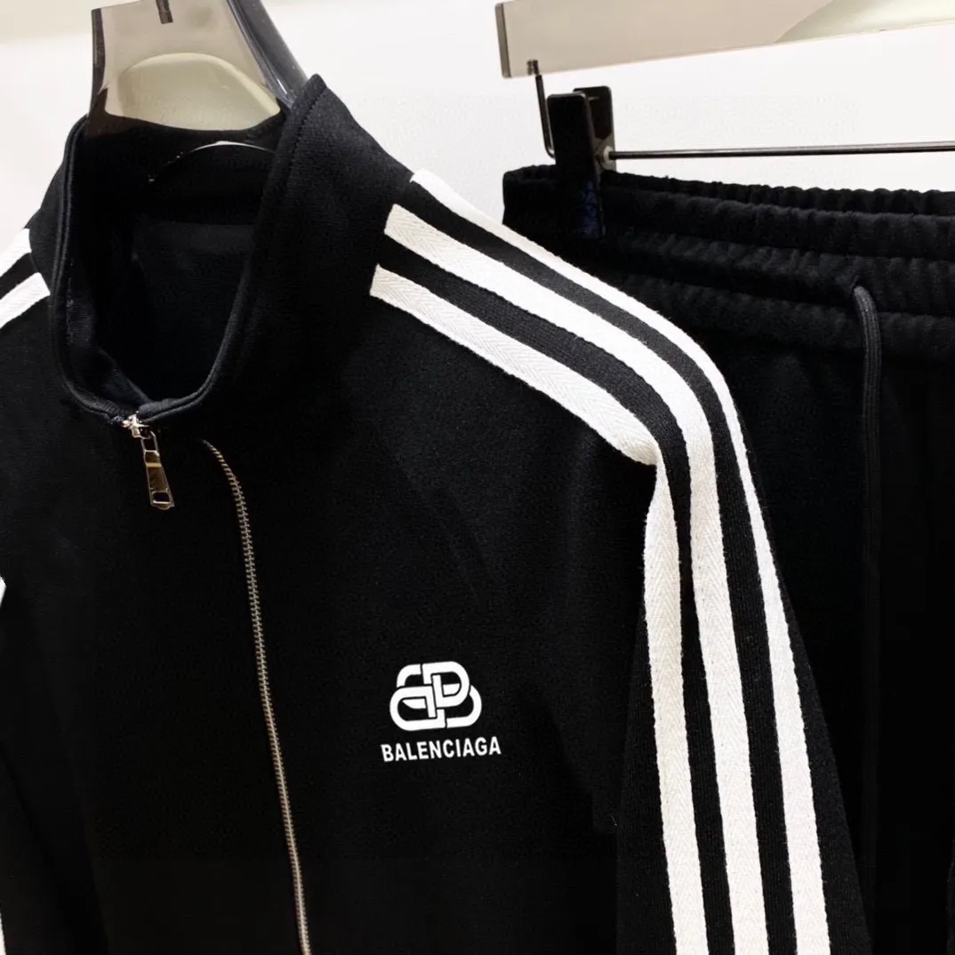 🅿️580 [BALENCIAGA] Hot-selling suit is coming. Focus on the original version of the official website. 2025 new hot-selling cardigan and sweatshirt suit. The original order is the best. 🇭🇰The meticulous work of top designers is dedicated to a fitting and perfect upper body effect. All-natural high-quality Tencel Roman cotton 100%, close-fitting comfort, noble and elegant! Original hardware embodies elegance and nobility! Counter size: M-3XL (maximum wear up to 190 pounds)