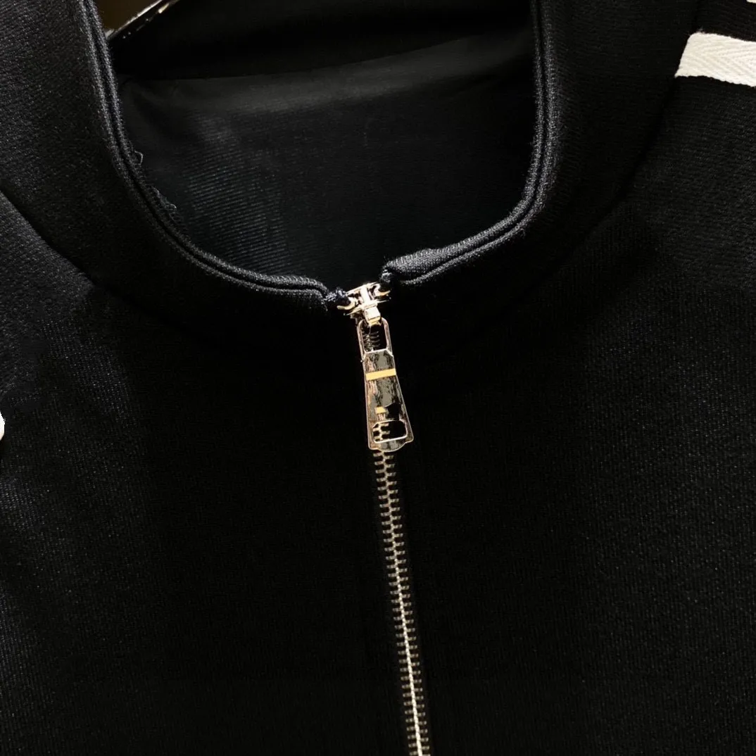 🅿️580 [BALENCIAGA] Hot-selling suit is coming. Focus on the original version of the official website. 2025 new hot-selling cardigan and sweatshirt suit. The original order is the best. 🇭🇰The meticulous work of top designers is dedicated to a fitting and perfect upper body effect. All-natural high-quality Tencel Roman cotton 100%, close-fitting comfort, noble and elegant! Original hardware embodies elegance and nobility! Counter size: M-3XL (maximum wear up to 190 pounds)