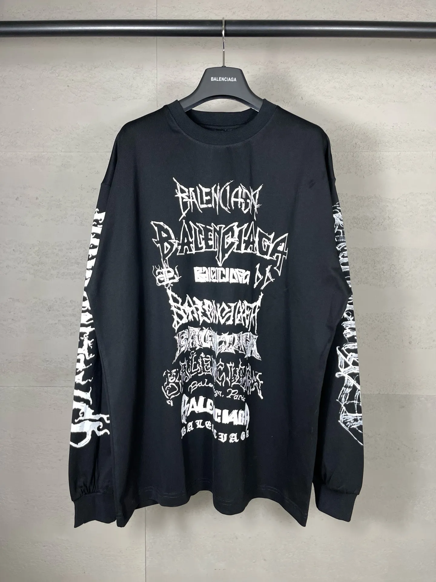 🅿️210 real photos [Top version. Official website quality] BALENCI*GA/Paris. 2024 new style. Year of the Dragon limited print long-sleeved T-shirt, synchronized with brick cabinets. Developed genuine product at the first time, enjoy printing and comparison! The fabric is made of Paris ZP custom-woven and dyed cotton double yarn. Weighing 260 grams, the cloth surface is clean. The cloth pattern is clear, soft and comfortable. The threads are dyed with no color difference. The classic LOGO is made of environmentally friendly imported materials, drawn silk flowers, with clear letters and three-dimensional effect. Restore the brick cabinet. Welcome to compare, the version adopts the OS loose shoulder version. Same style for men and women Coding: BL235035 Color: black, white, pink Size: XS S M L