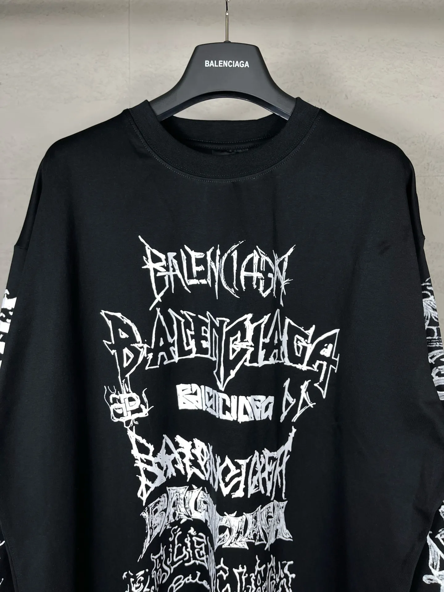 🅿️210 real photos [Top version. Official website quality] BALENCI*GA/Paris. 2024 new style. Year of the Dragon limited print long-sleeved T-shirt, synchronized with brick cabinets. Developed genuine product at the first time, enjoy printing and comparison! The fabric is made of Paris ZP custom-woven and dyed cotton double yarn. Weighing 260 grams, the cloth surface is clean. The cloth pattern is clear, soft and comfortable. The threads are dyed with no color difference. The classic LOGO is made of environmentally friendly imported materials, drawn silk flowers, with clear letters and three-dimensional effect. Restore the brick cabinet. Welcome to compare, the version adopts the OS loose shoulder version. Same style for men and women Coding: BL235035 Color: black, white, pink Size: XS S M L